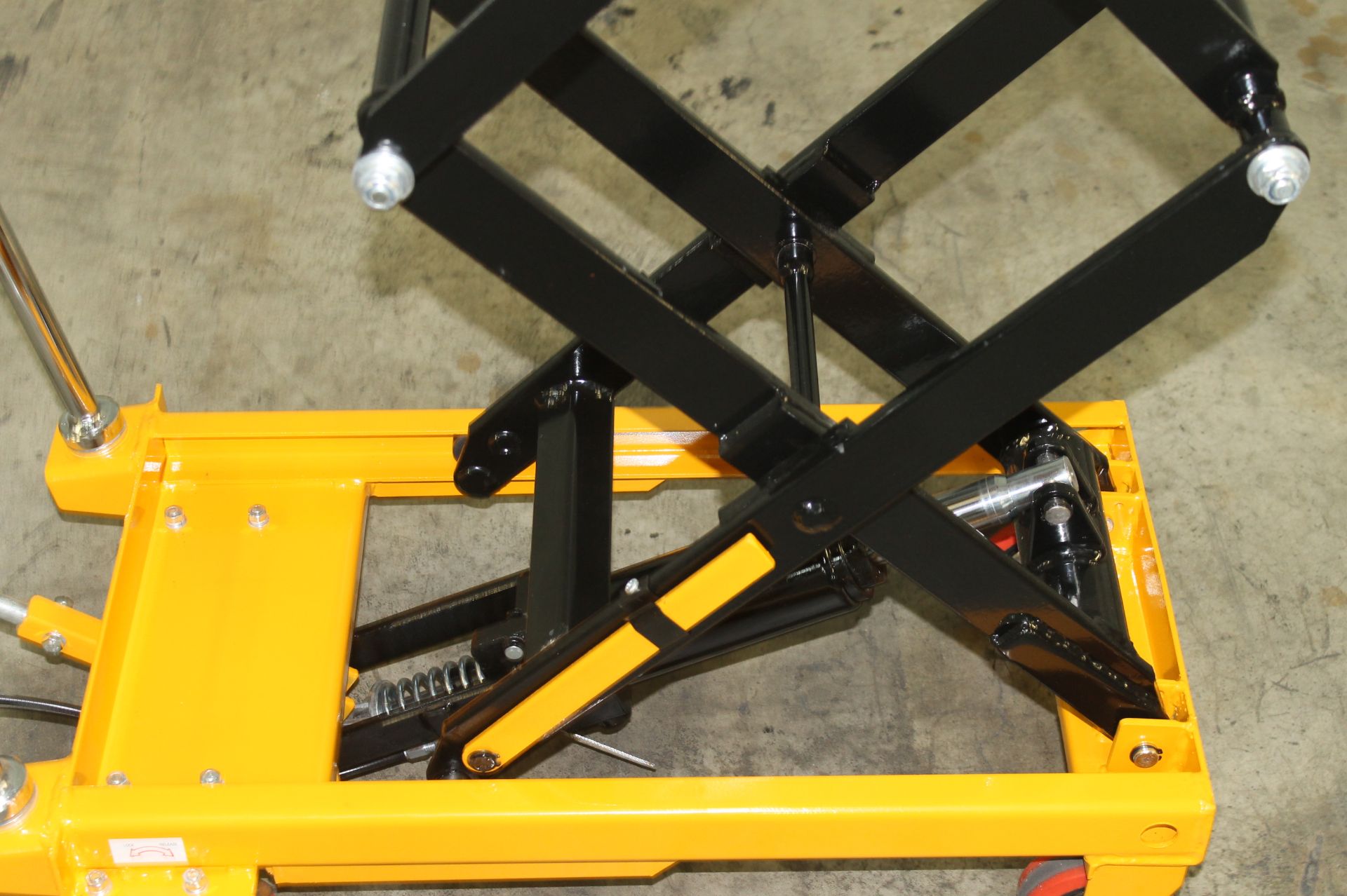 330 LBS CAP. DOUBLE SCISSORS ROLLING LIFT TABLE, NEW, CAPACITY: 330 LBS, MAX HIGHT: 31", TABLE SIZE: - Image 5 of 8