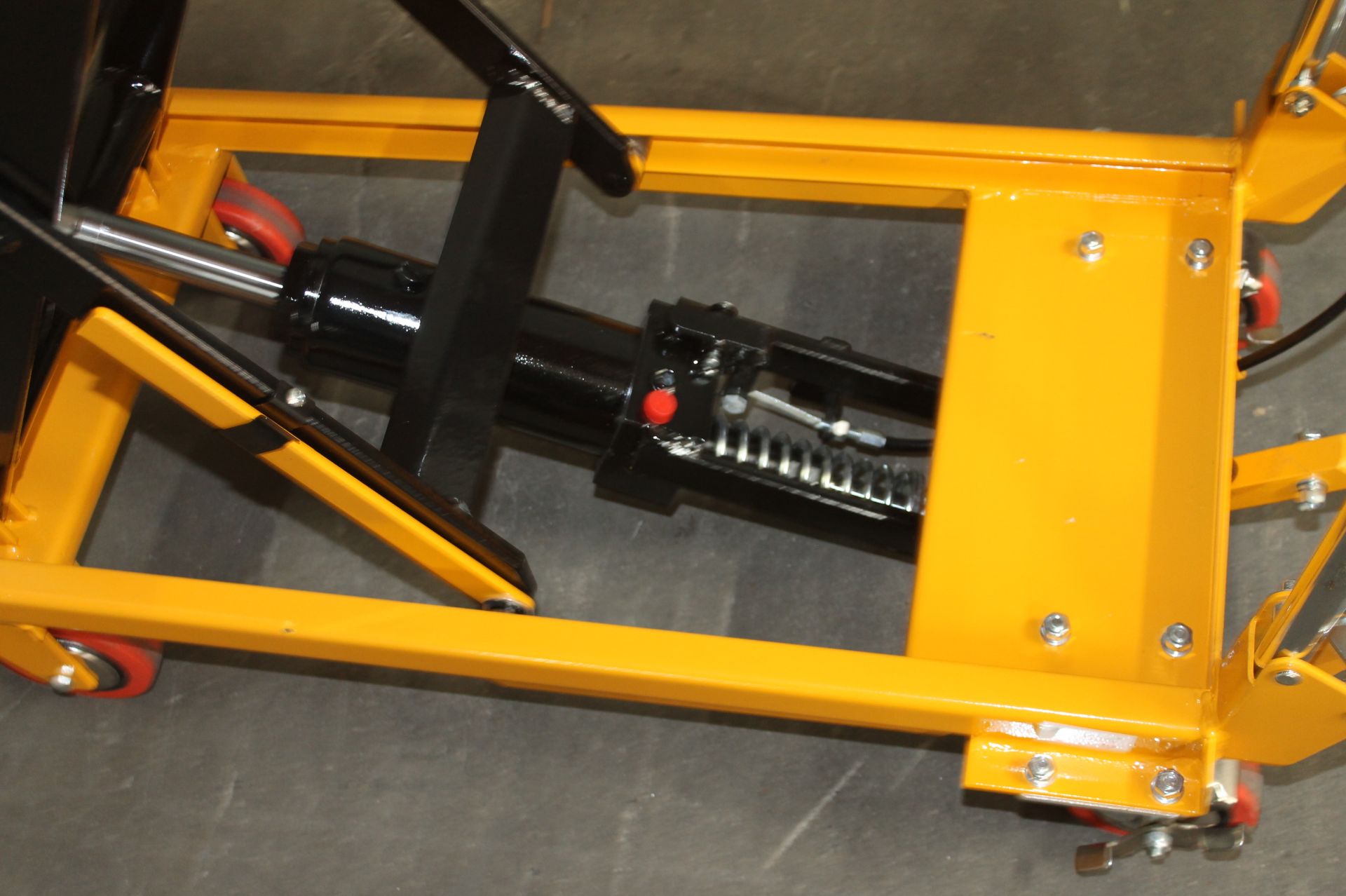 330 LBS CAP. ROLLING SCISSOR LIFT TABLE, CAPACITY: 330 LBS., MAX HEIGHT: 29.13", TABLE SIZE: 29"L - Image 5 of 5