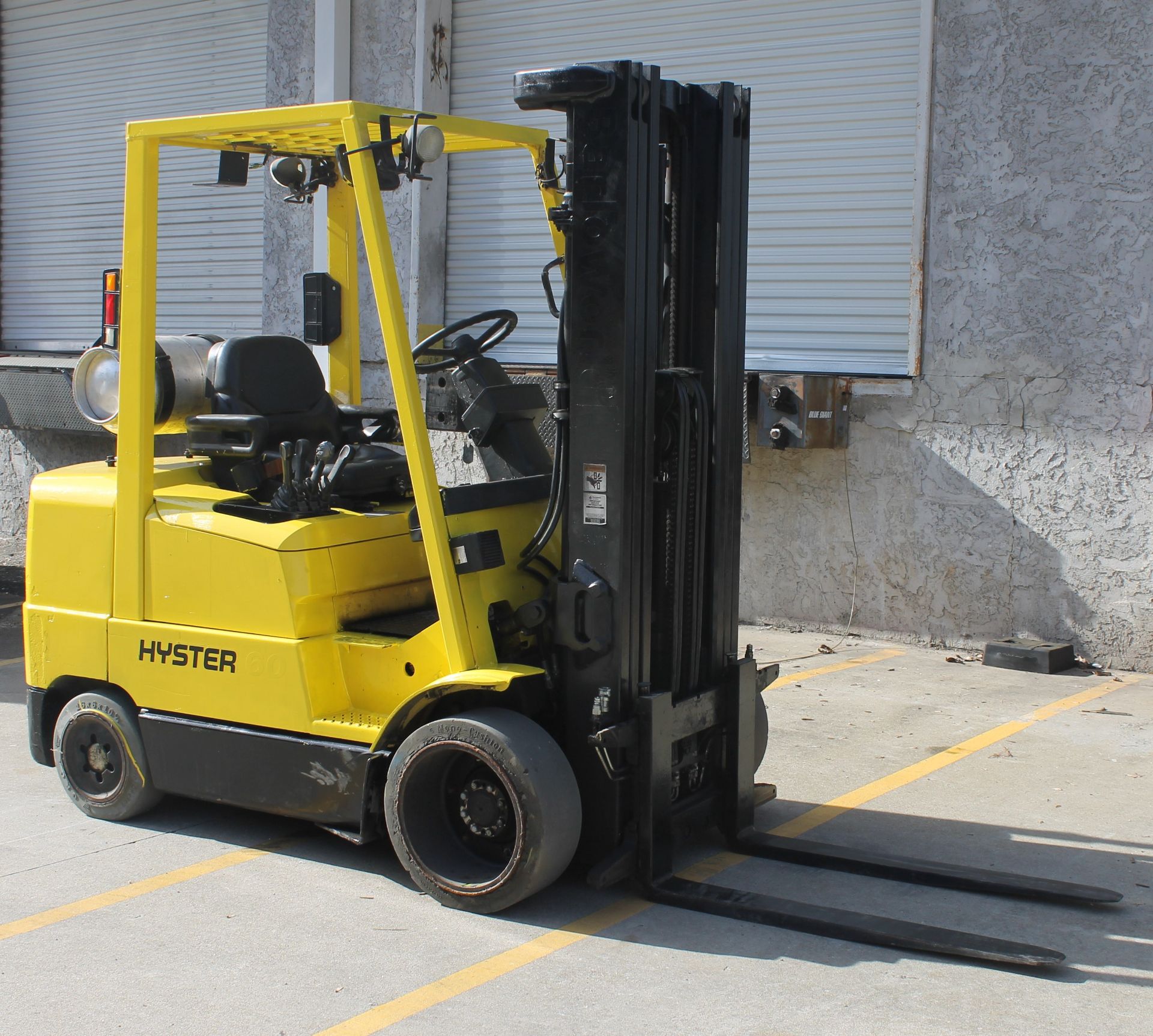 2003 HYSTER S60XM PROPANE FORKLIFT, 5500 LBS CAP.