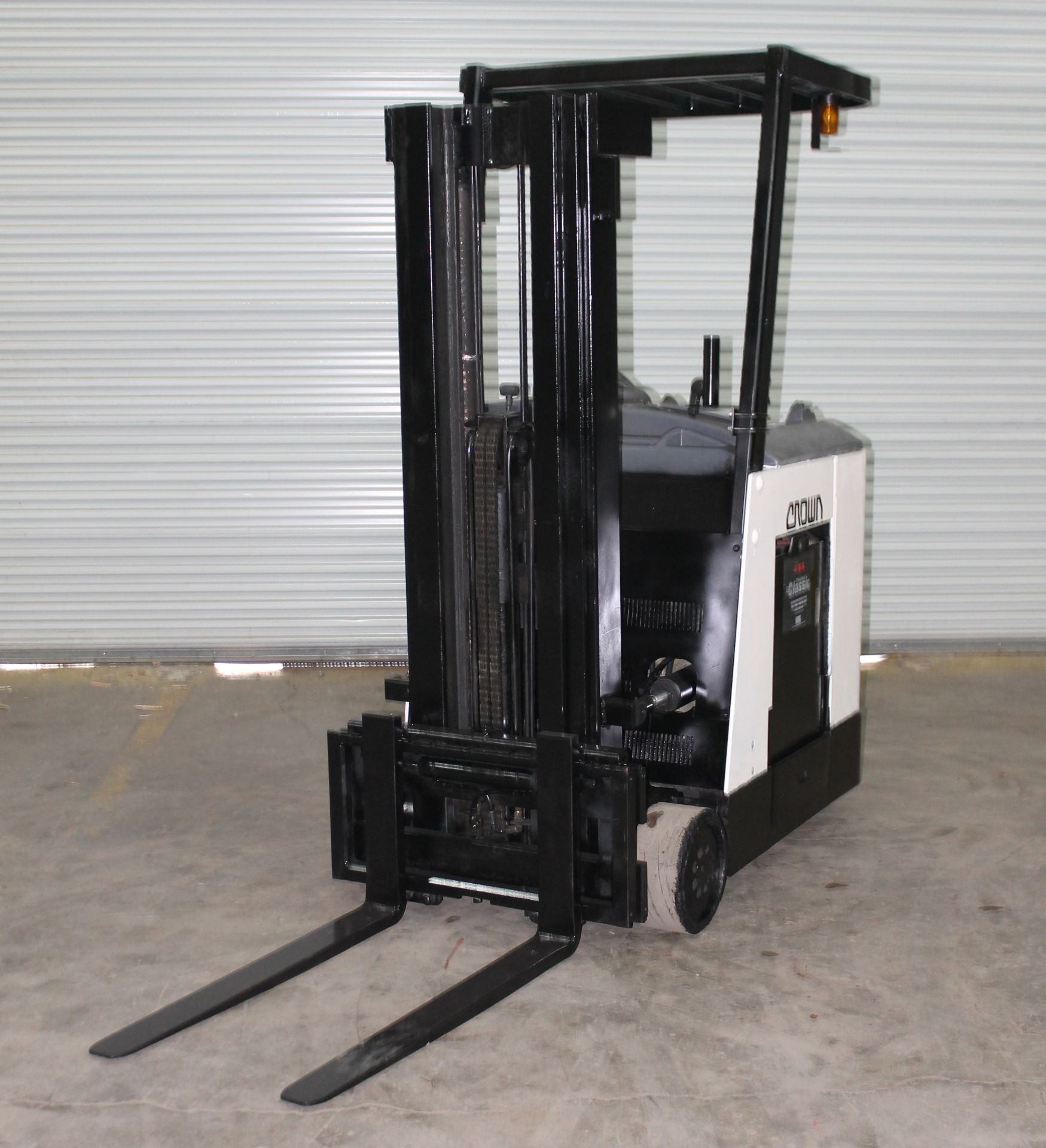 2002 CROWN RC 3000 SERIES ELECTRIC RYDER FORKLIFT,