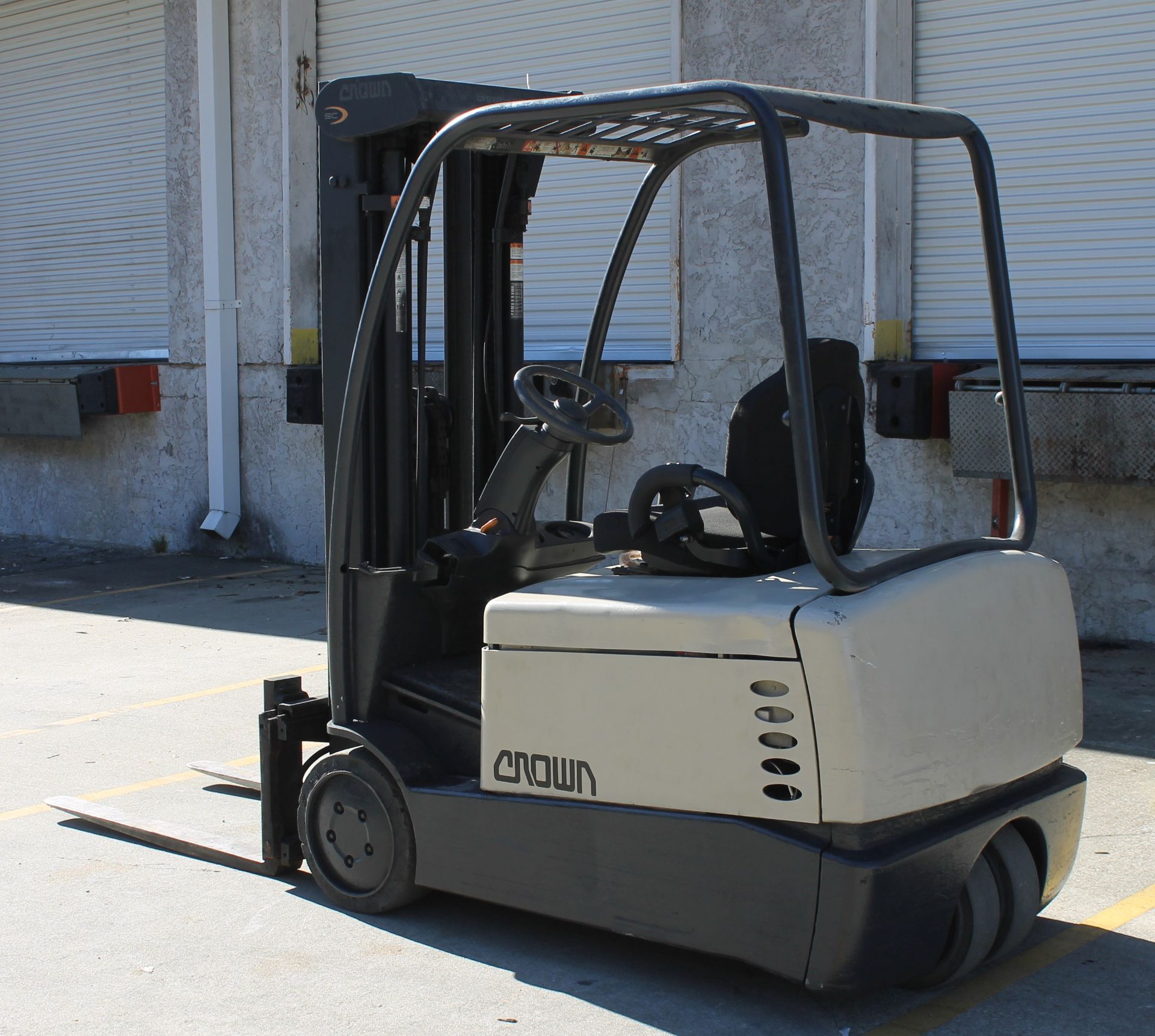 2004 CROWN 3 WHEEL ELECTRIC FORKLIFT WITH 2013 BATTERY