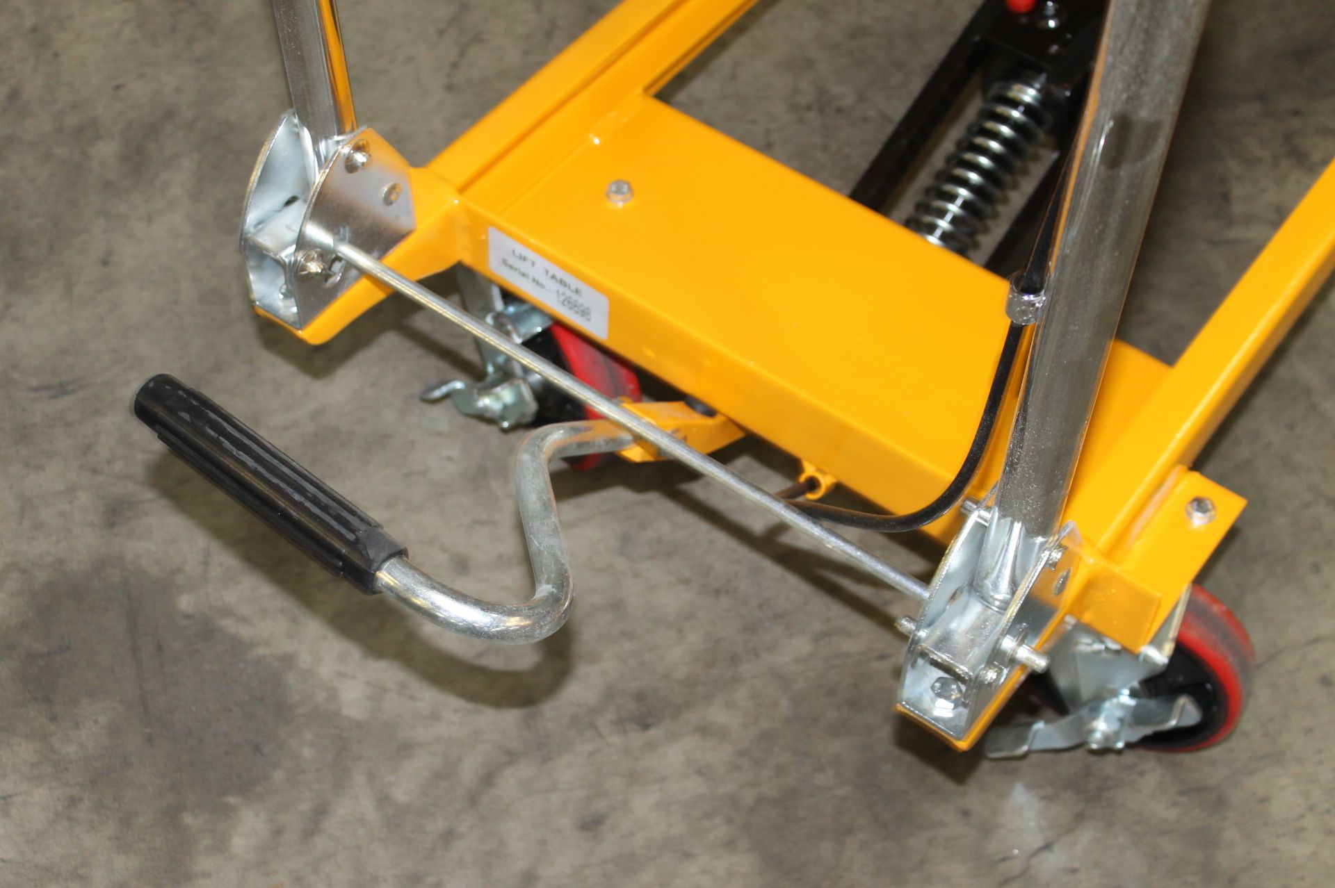1102 LBS CAP. ROLLING SCISSOR LIFT TABLE, CAPACITY: 1102 LBS., MAX HEIGHT: 22", TABLE SIZE: 33.66" - Image 4 of 7