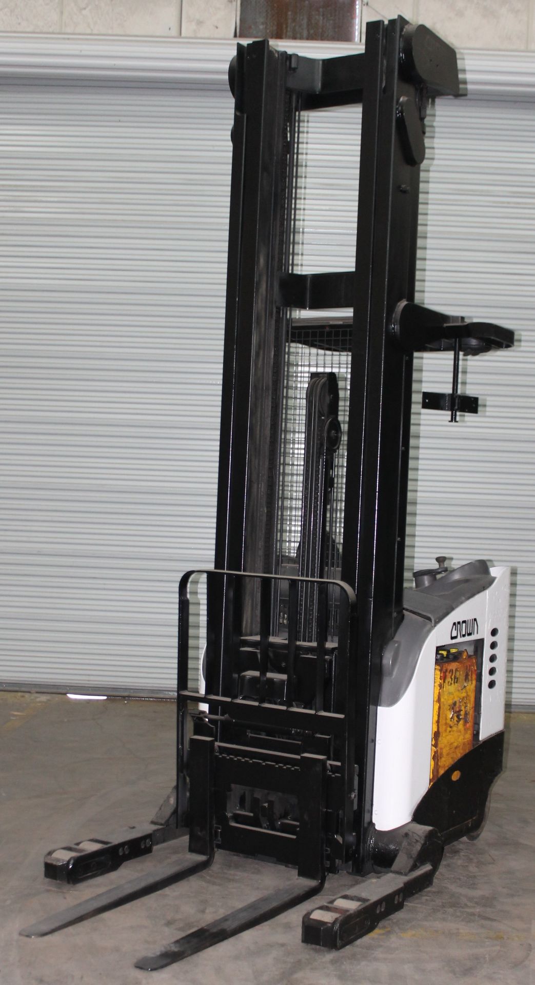 2002 CROWN RR5200 SERIES REACH IN TRUCK/FORKLIFT - Image 9 of 9