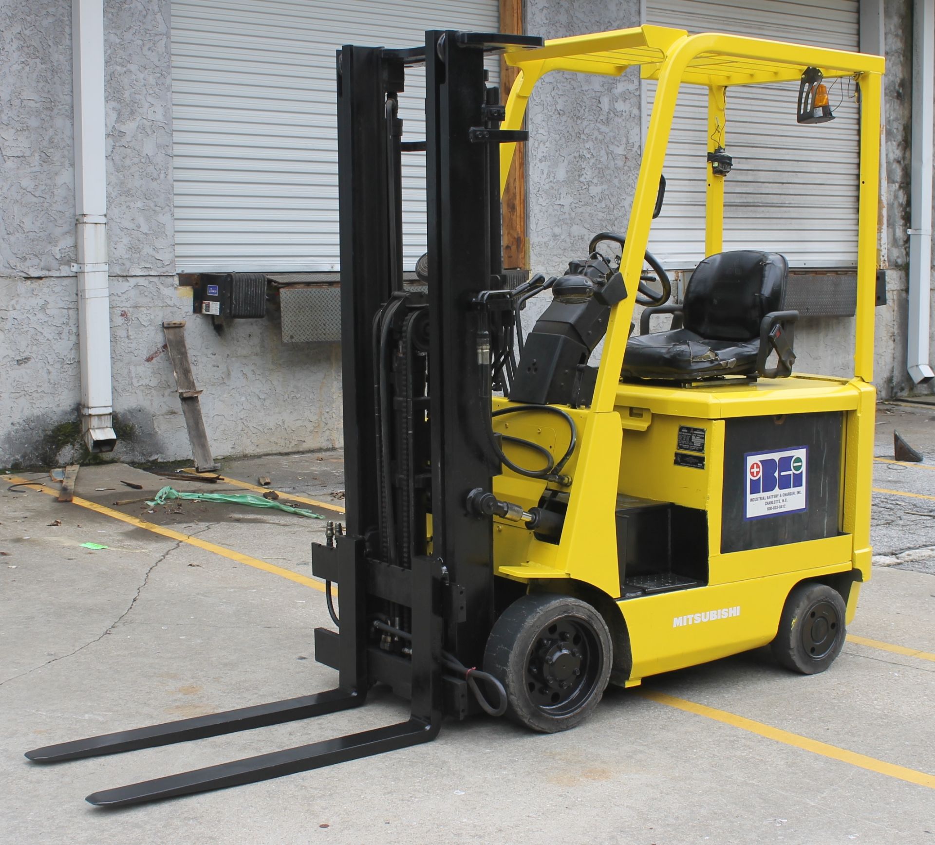 MITSUBISHI 3000 LBS CAPACITY ELECTRIC FORKLIFT, MODEL: 2FBC15, CAPACITY: 3000 LBS., MAX HEIGHT: - Image 5 of 6