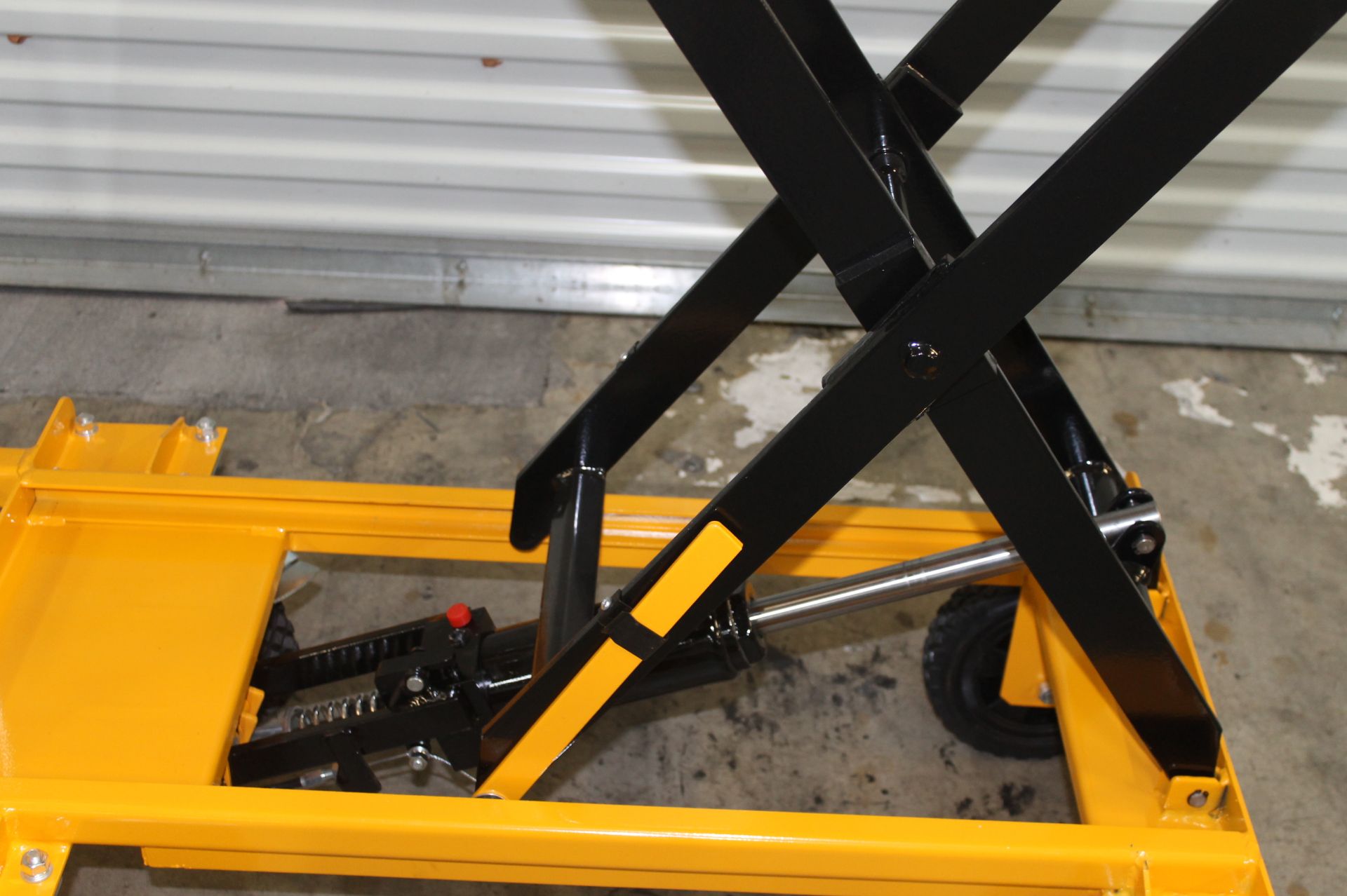 440 LBS CAP. ROLLING SCISSOR LIFT TABLE, CAPACITY: 440 LBS., MAX HEIGHT: 39.37", TABLE SIZE: 39"L - Image 3 of 8