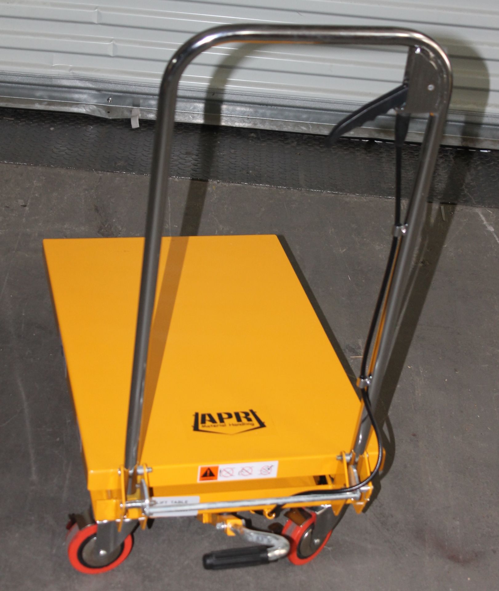 330 LBS CAP. ROLLING SCISSOR LIFT TABLE, CAPACITY: 330 LBS., MAX HEIGHT: 29.13", TABLE SIZE: 29"L - Image 3 of 5