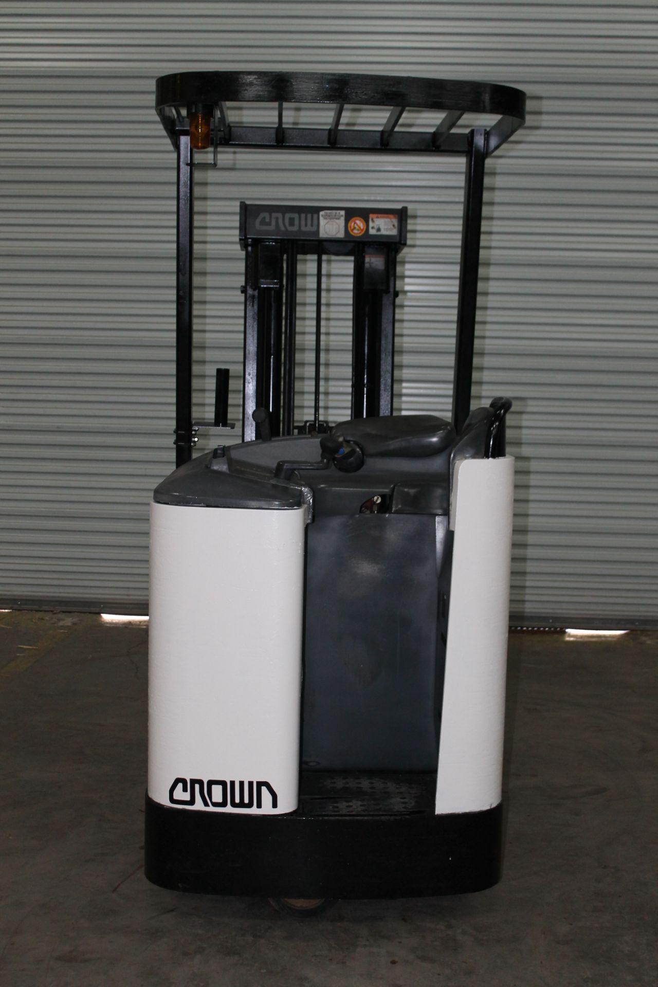 2002 CROWN RC 3000 SERIES ELECTRIC RYDER FORKLIFT, - Image 6 of 7