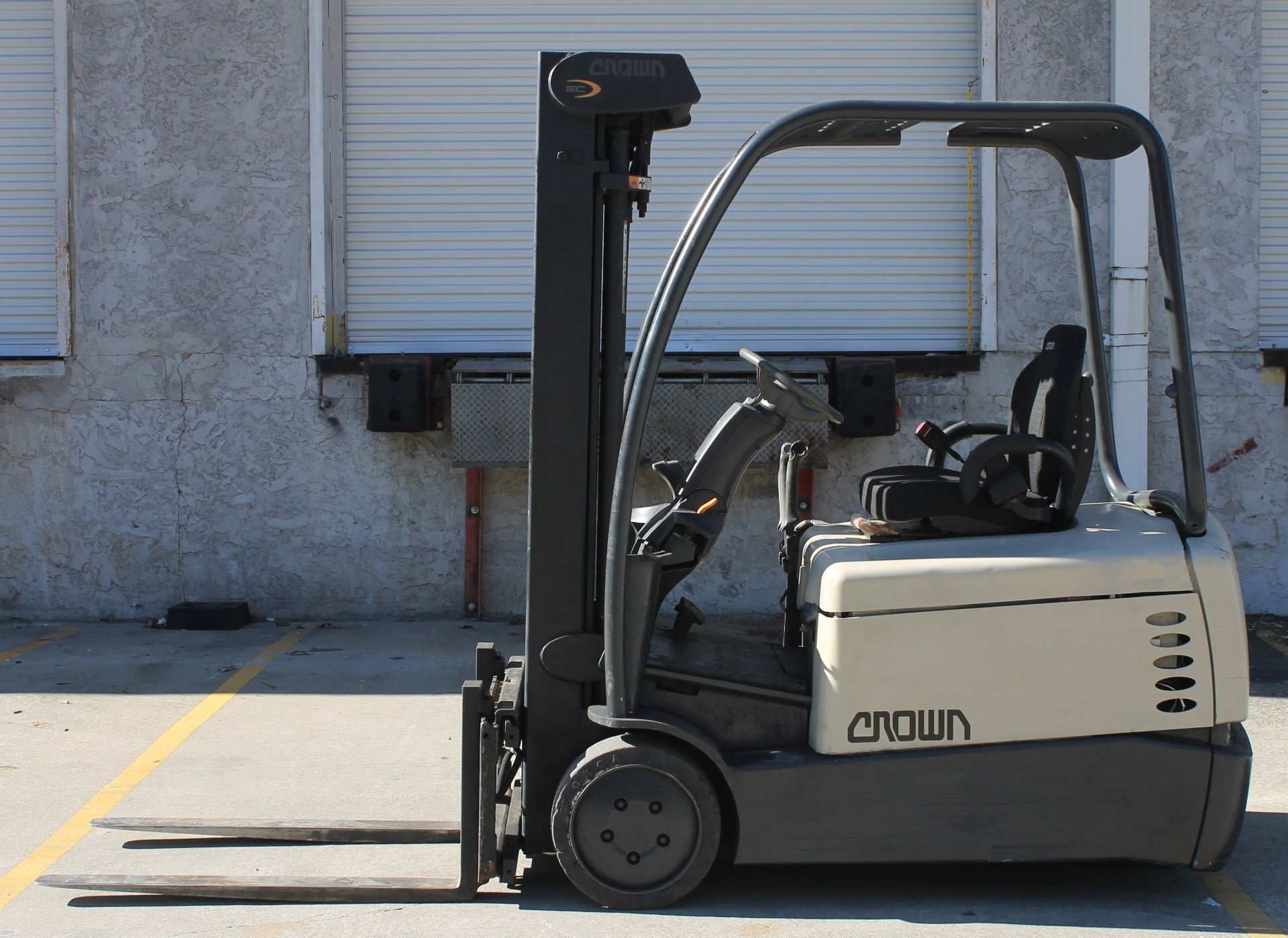 2004 CROWN 3 WHEEL ELECTRIC FORKLIFT WITH 2013 BATTERY - Image 6 of 7