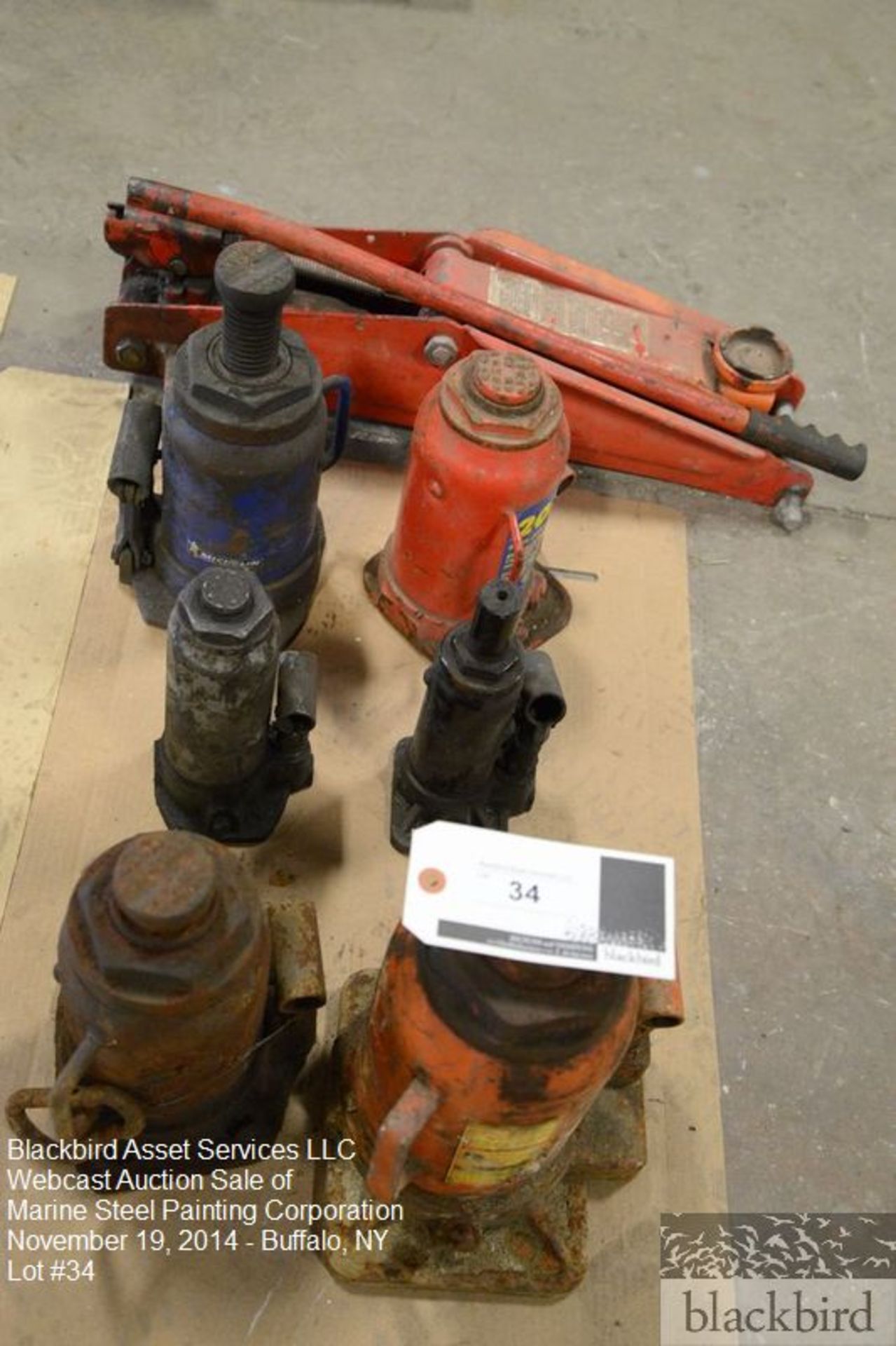 Lot- (7) hydraulic jacks- (1) 30 ton, (3) 2 ton approx. and (3) 20 ton