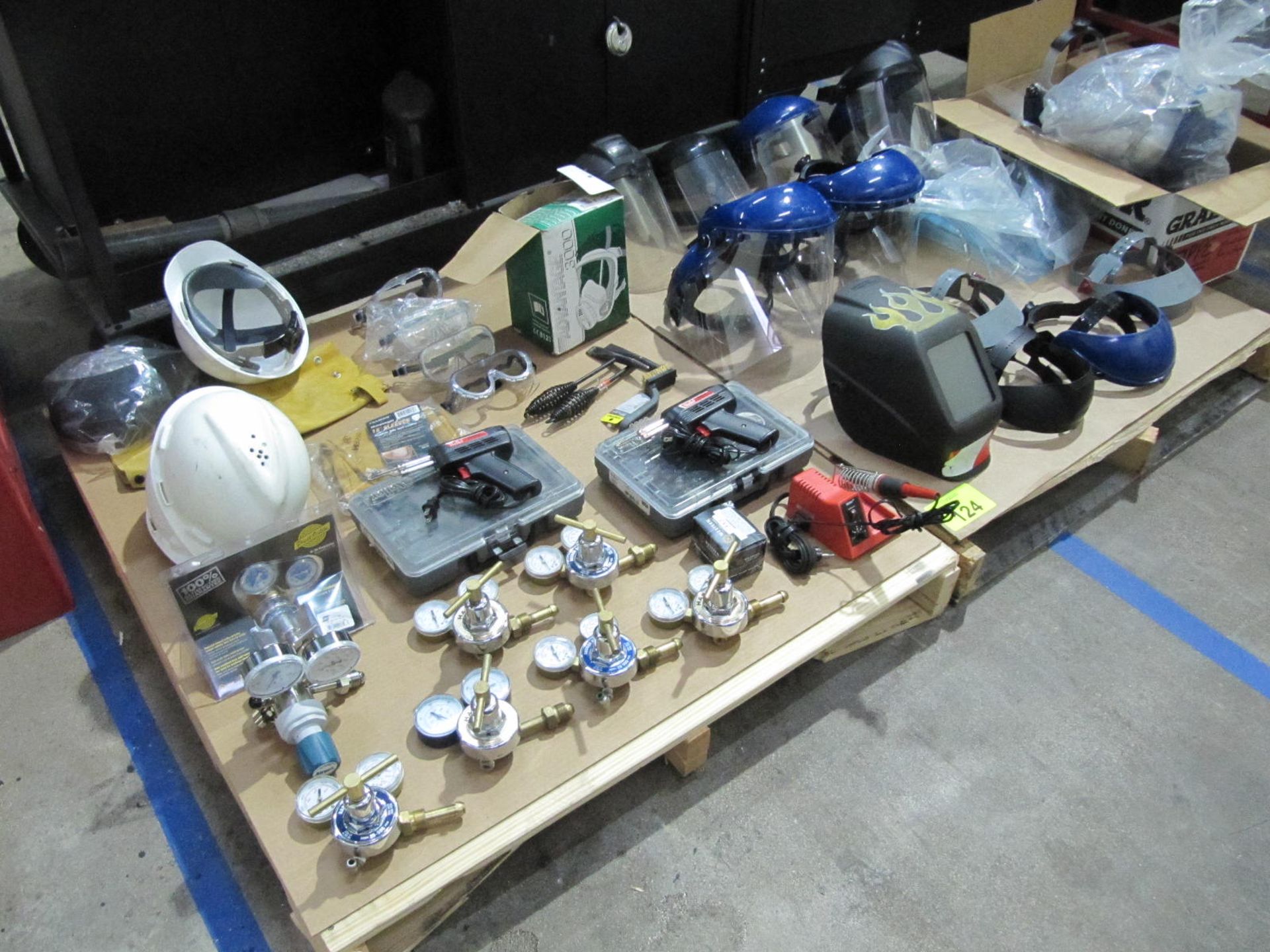 [Lot] Miscellaneous welding accessories, gauges, soldering guns, helmet, face shields, hard hats,