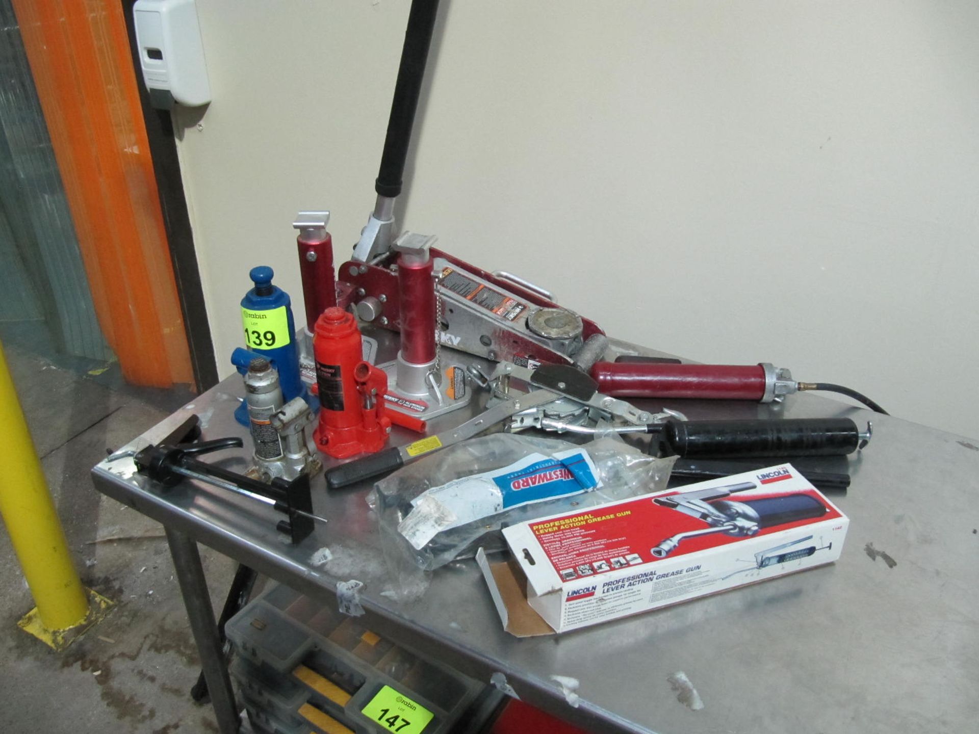 [Lot] Husky 1-1/2 ton hydraulic floor jack, Husky 3 ton jack stands, pipe stand, 8 ton and 6 ton