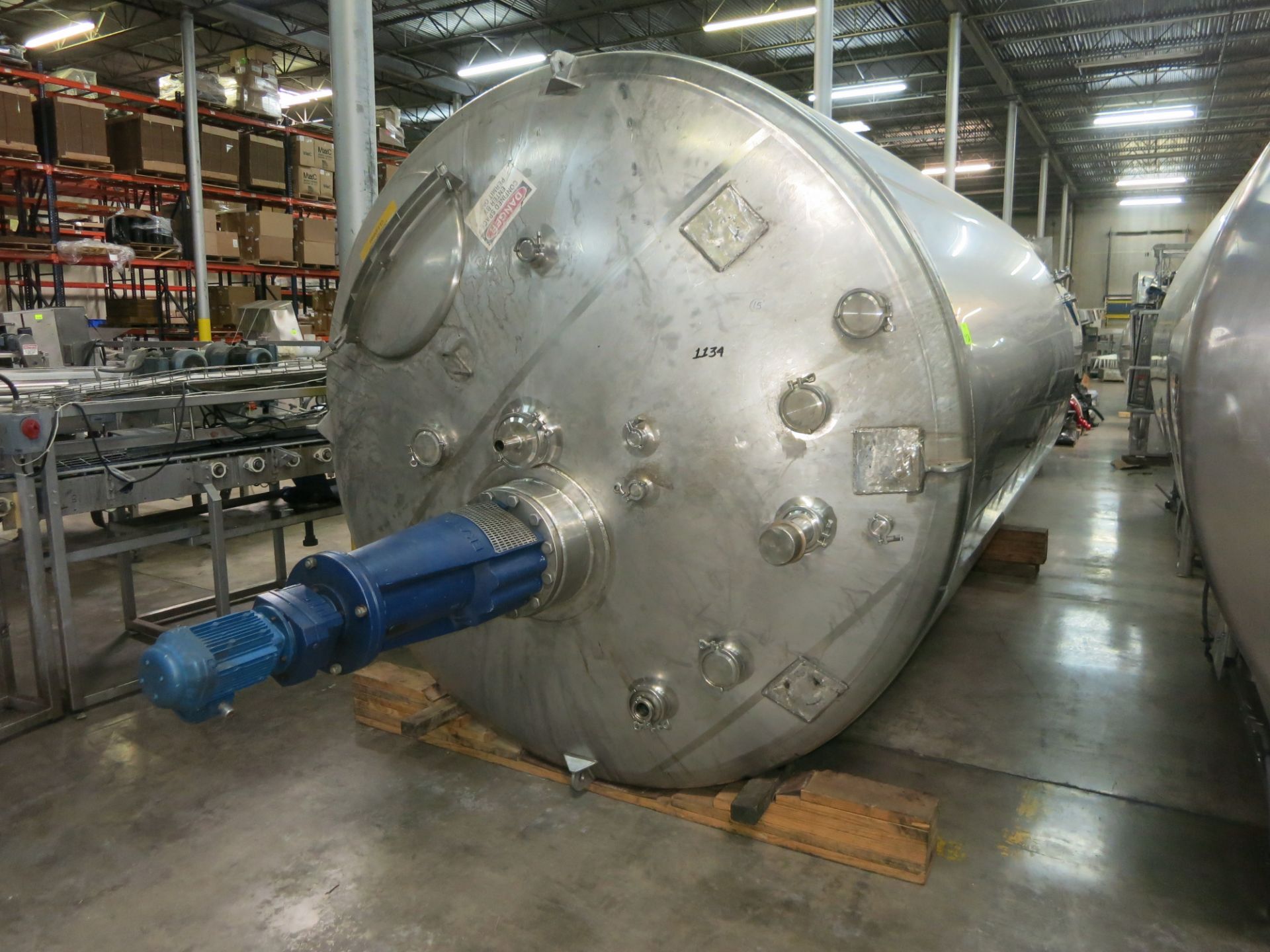 5000 Gallon stainless vertical tank, jacketed, 162" straight side, 94" diam., 51" stainless legs