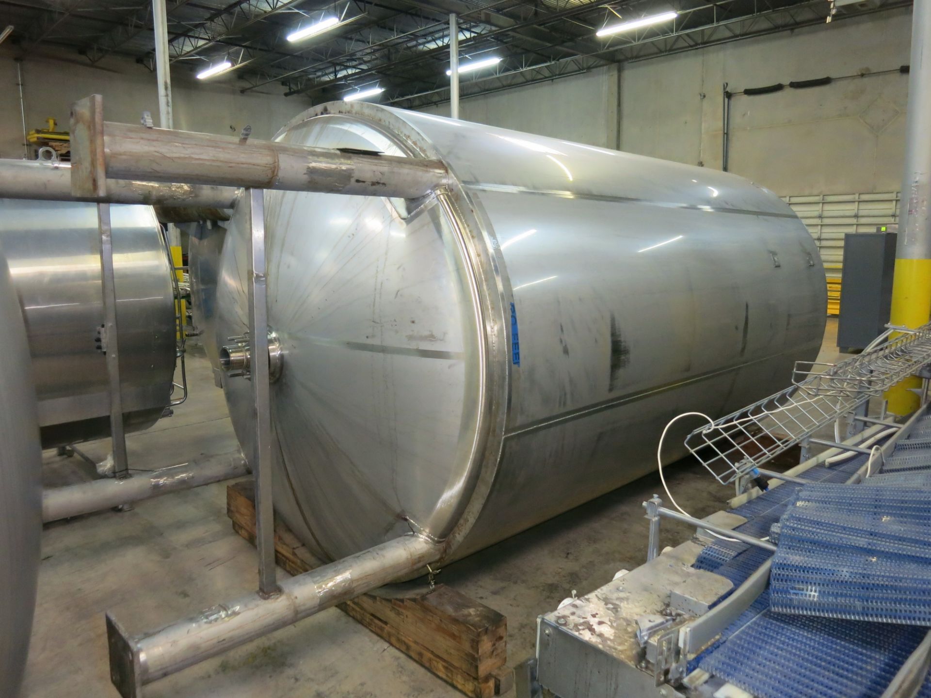 5000 Gallon stainless vertical tank, jacketed, 162" straight side, 94" diam., 51" stainless legs - Image 2 of 2