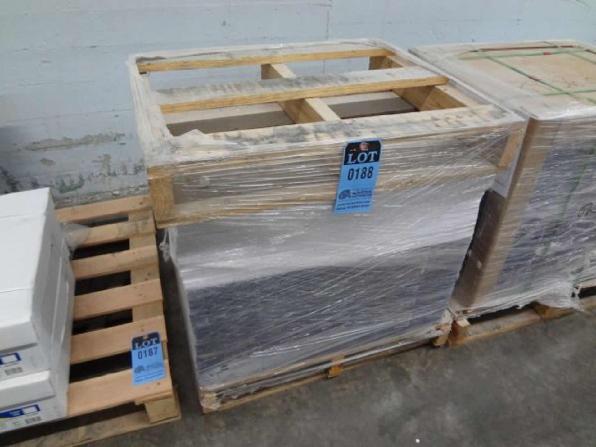 PALLET 28" X 22" WHITE PAPER AND CLEAR PLASTIC SHEETS