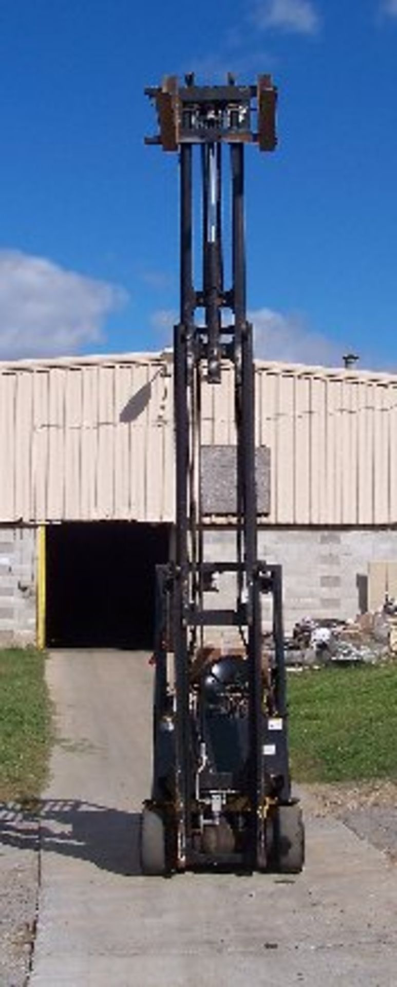 YALE FORKLIFT MDL GLC0AFNUAE032, PROPANE, SOLID TIRE, 3-STAGE, 189" LIFT, 3,000LB - Image 9 of 14