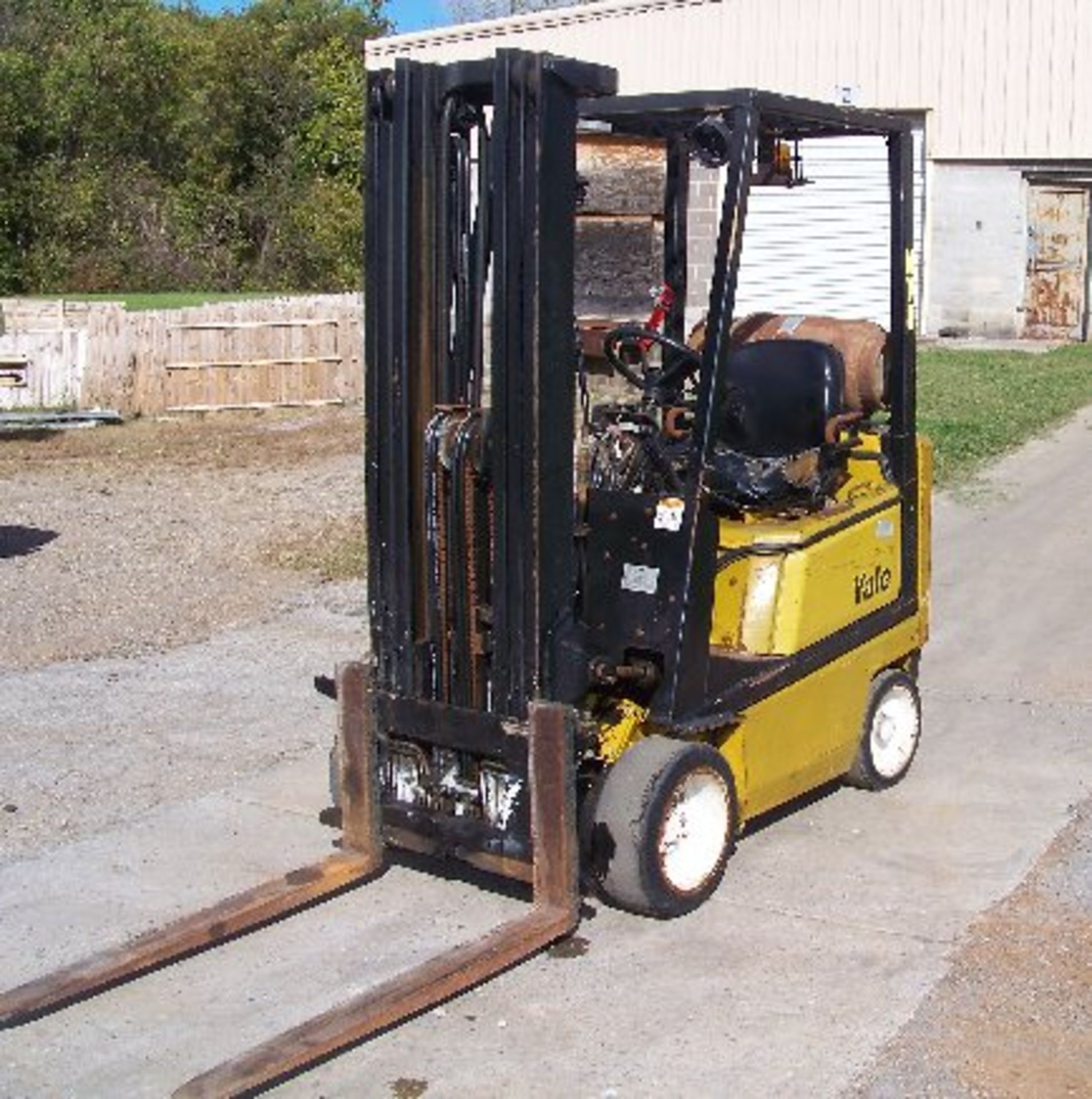 YALE FORKLIFT MDL GLC0AFNUAE032, PROPANE, SOLID TIRE, 3-STAGE, 189" LIFT, 3,000LB - Image 4 of 14