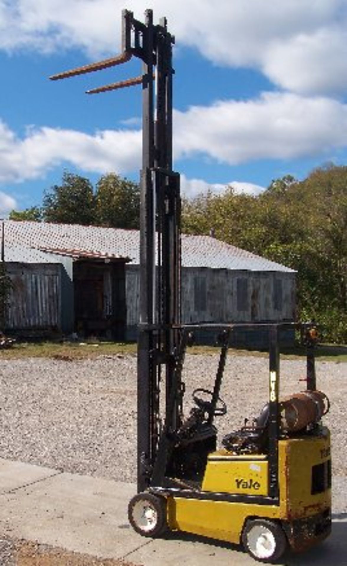 YALE FORKLIFT MDL GLC0AFNUAE032, PROPANE, SOLID TIRE, 3-STAGE, 189" LIFT, 3,000LB - Image 11 of 14