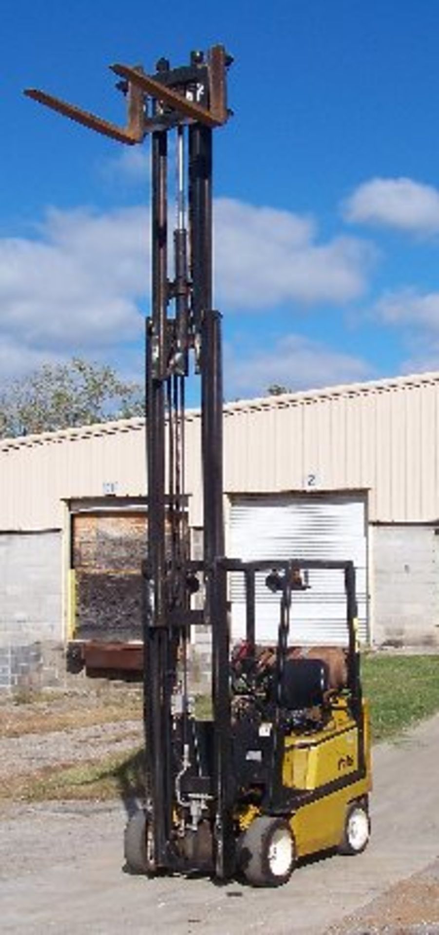 YALE FORKLIFT MDL GLC0AFNUAE032, PROPANE, SOLID TIRE, 3-STAGE, 189" LIFT, 3,000LB - Image 10 of 14