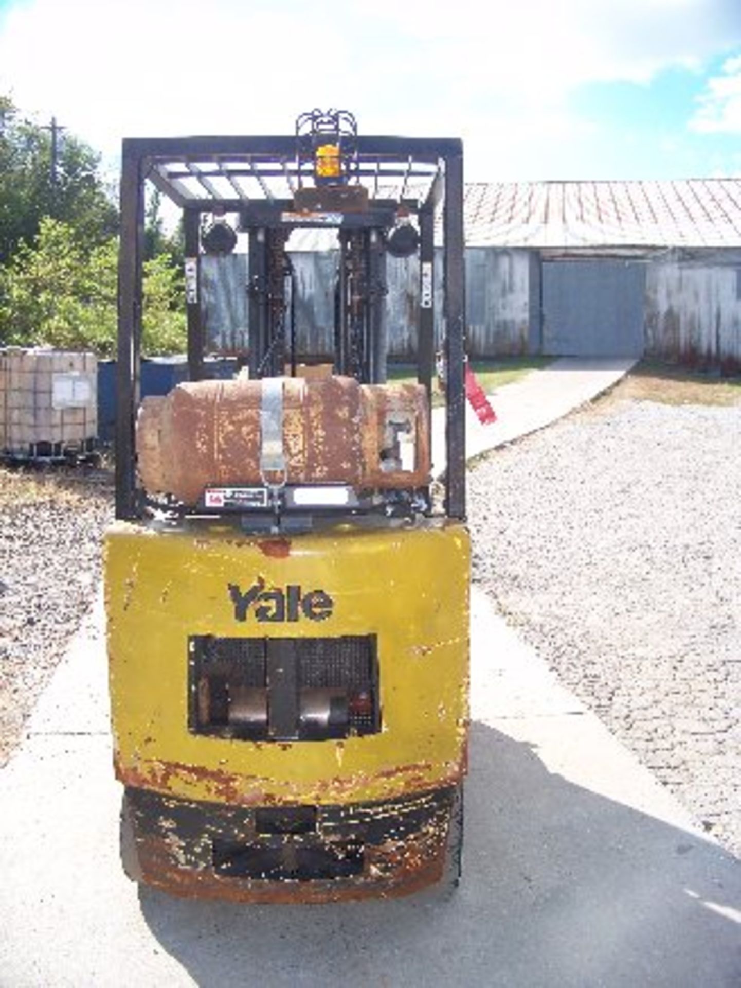 YALE FORKLIFT MDL GLC0AFNUAE032, PROPANE, SOLID TIRE, 3-STAGE, 189" LIFT, 3,000LB - Image 2 of 14