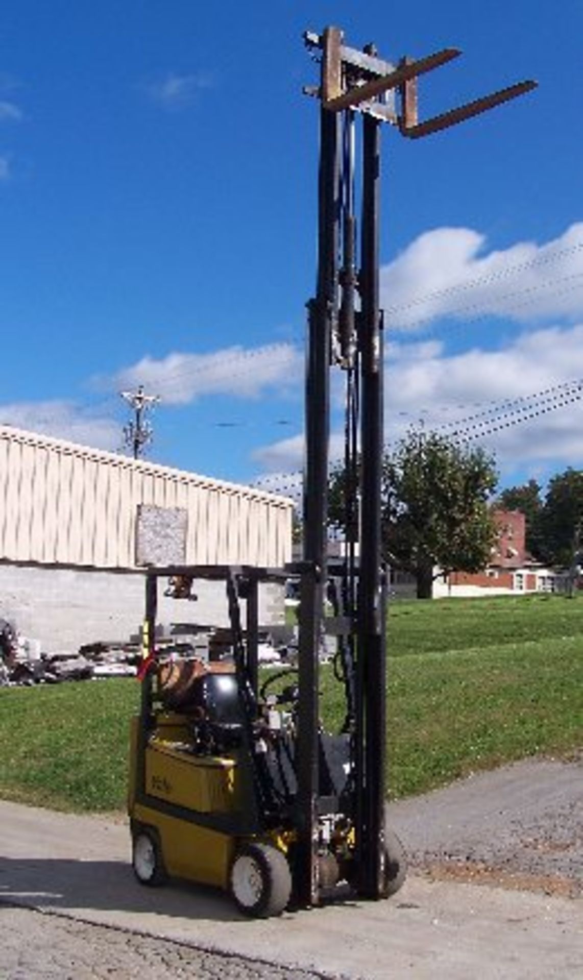 YALE FORKLIFT MDL GLC0AFNUAE032, PROPANE, SOLID TIRE, 3-STAGE, 189" LIFT, 3,000LB - Image 8 of 14