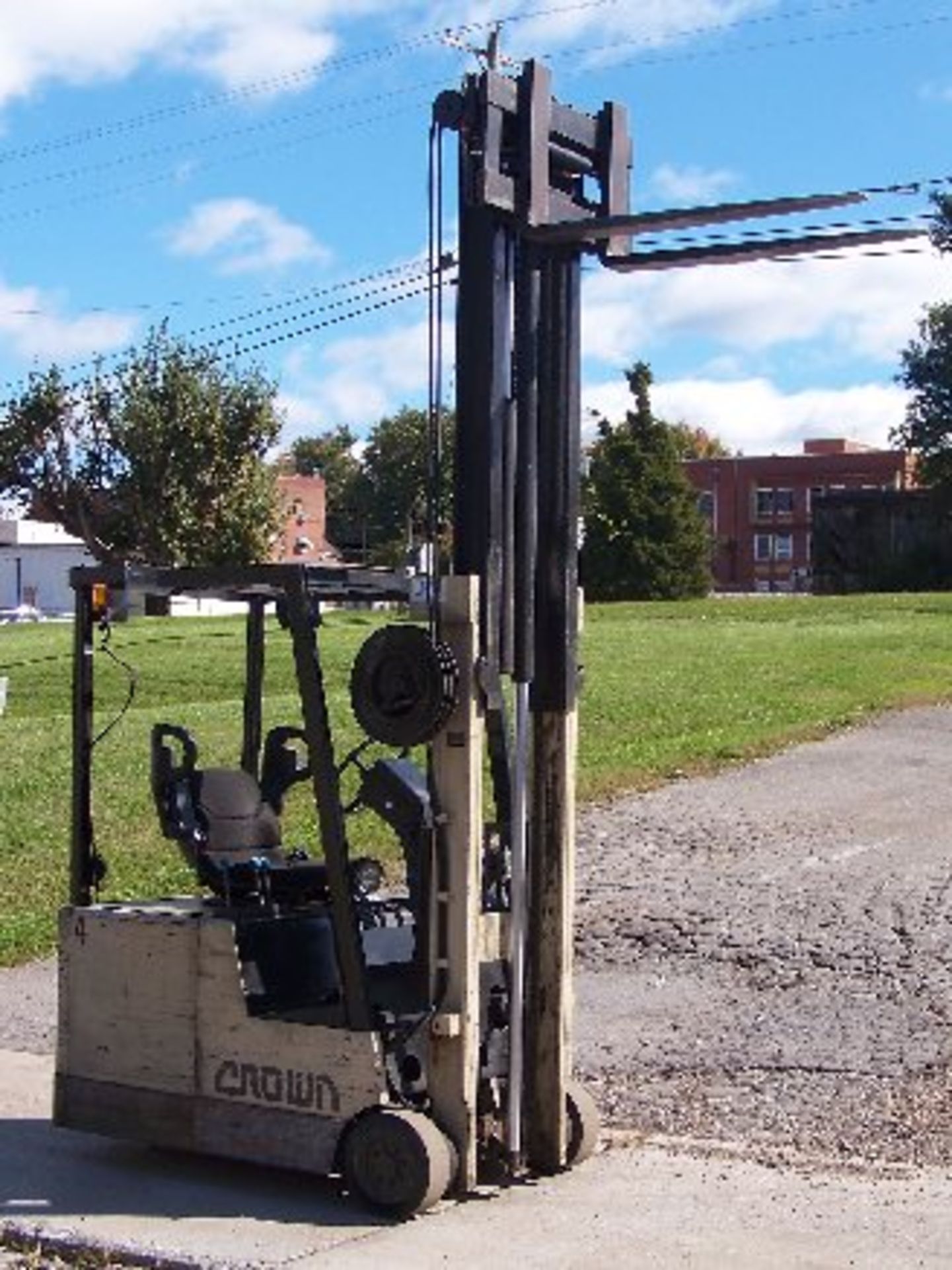 CROWN 3-WHEEL ELECTRIC FORKLIFT MDL 30SC, 188" LIFT, 2-STAGE, 3,000LB