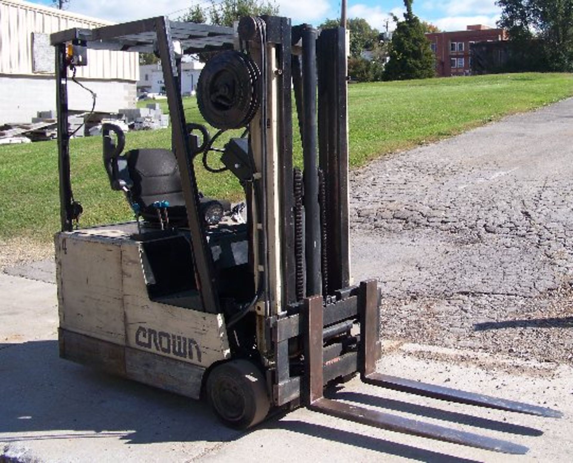 CROWN 3-WHEEL ELECTRIC FORKLIFT MDL 30SC, 188" LIFT, 2-STAGE, 3,000LB - Image 3 of 14