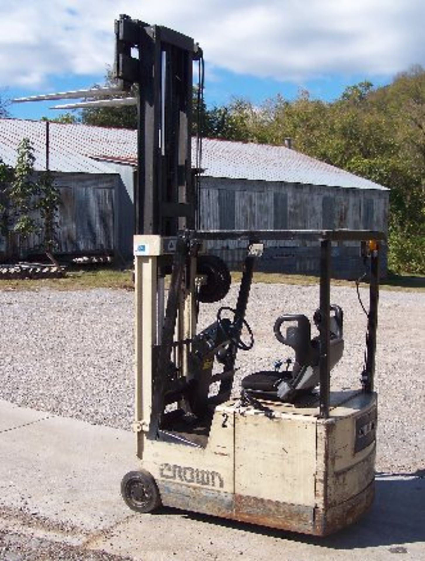 CROWN 3-WHEEL ELECTRIC FORKLIFT MDL 30SC, 188" LIFT, 2-STAGE, 3,000LB - Image 8 of 14