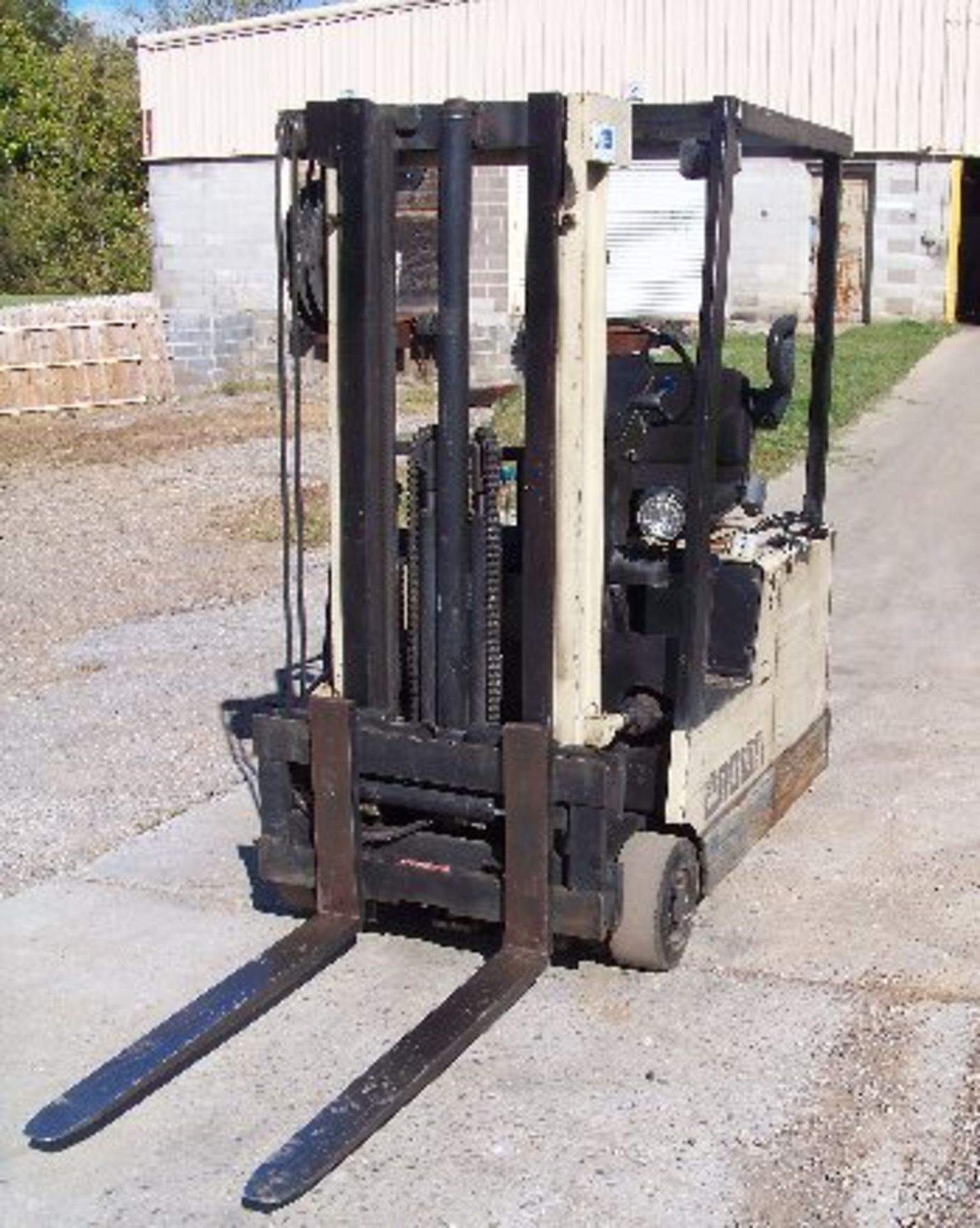 CROWN 3-WHEEL ELECTRIC FORKLIFT MDL 30SC, 188" LIFT, 2-STAGE, 3,000LB - Image 4 of 14