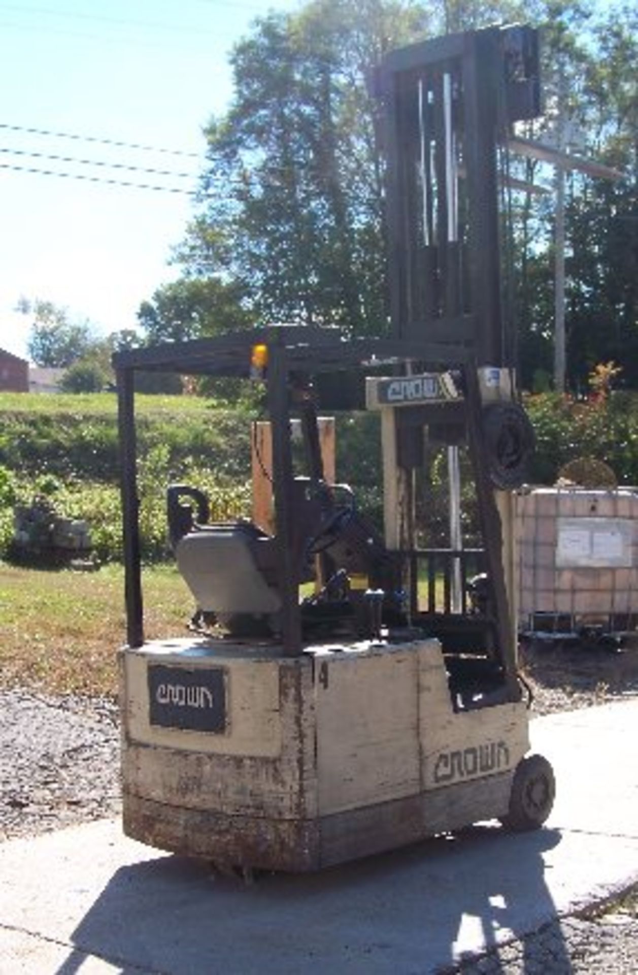 CROWN 3-WHEEL ELECTRIC FORKLIFT MDL 30SC, 188" LIFT, 2-STAGE, 3,000LB - Image 9 of 14