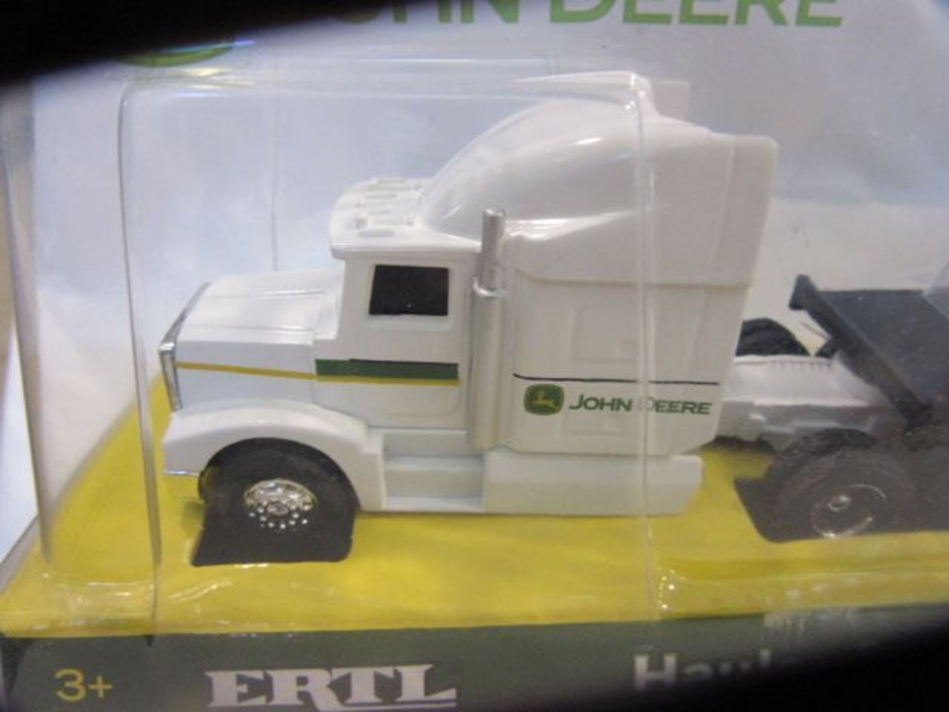 Ertl John Deere Tractor Trailer with 2 John Deere 4WD Tractors, NIB - Image 3 of 4