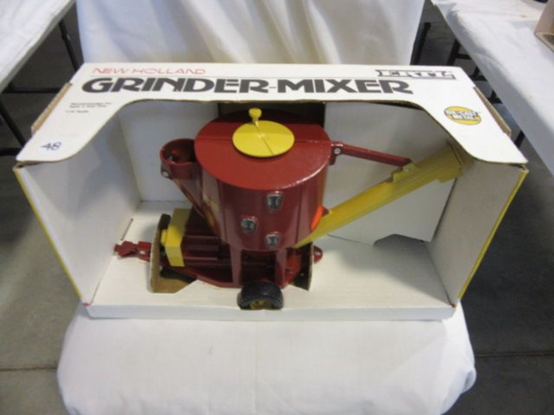 Ertl New Holland 358 Grinder-Mixer, NIB, 1:16 Scale