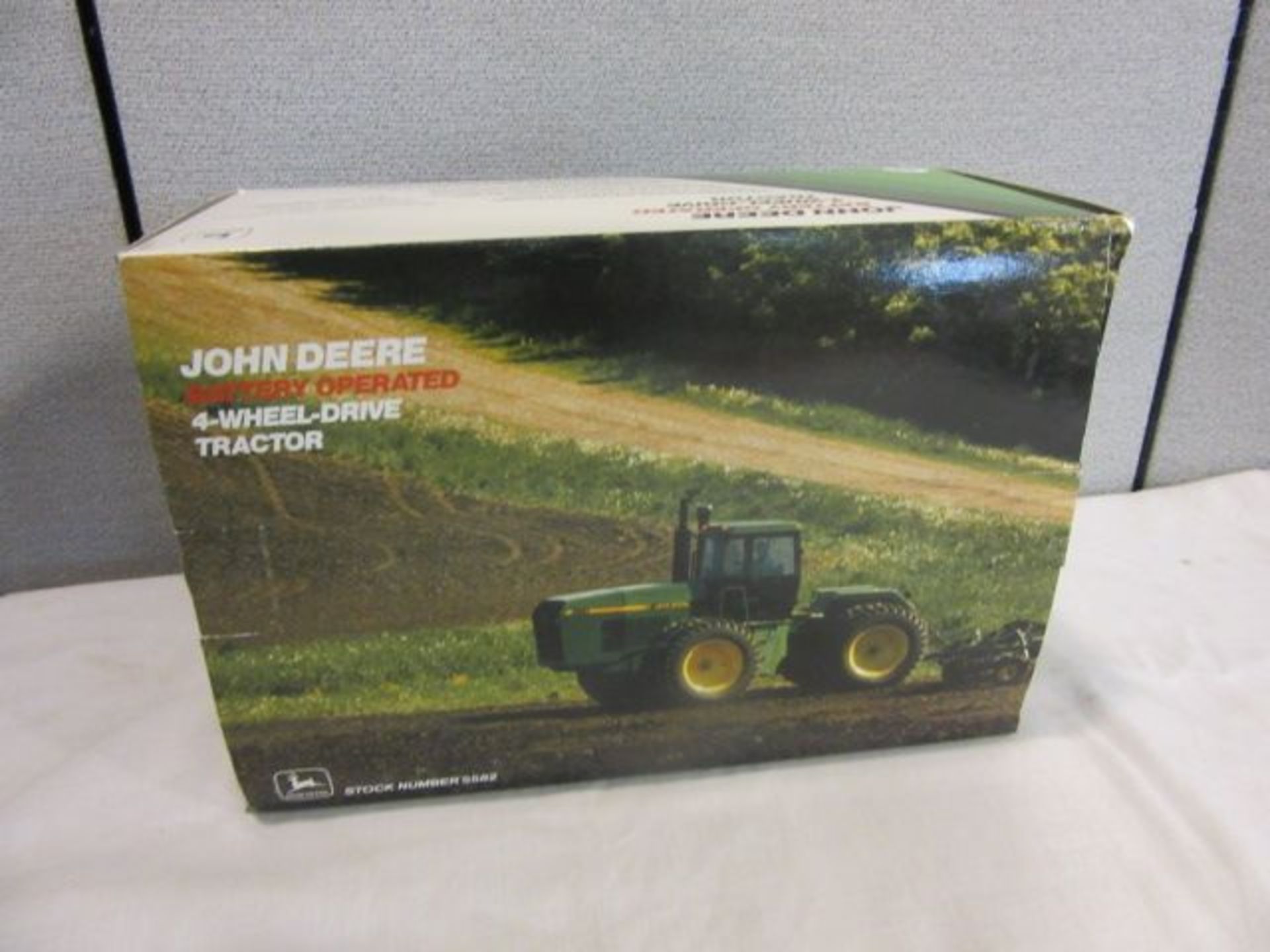 Ertl John Deere 8960 4WD Tractor, w/Enclosed Cab, Dual Front & Rear Wheels, Battery Operated, NIB, - Image 4 of 9