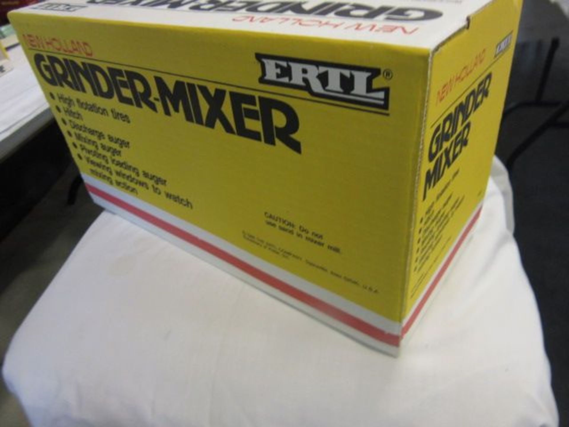 Ertl New Holland 358 Grinder-Mixer, NIB, 1:16 Scale - Image 4 of 4