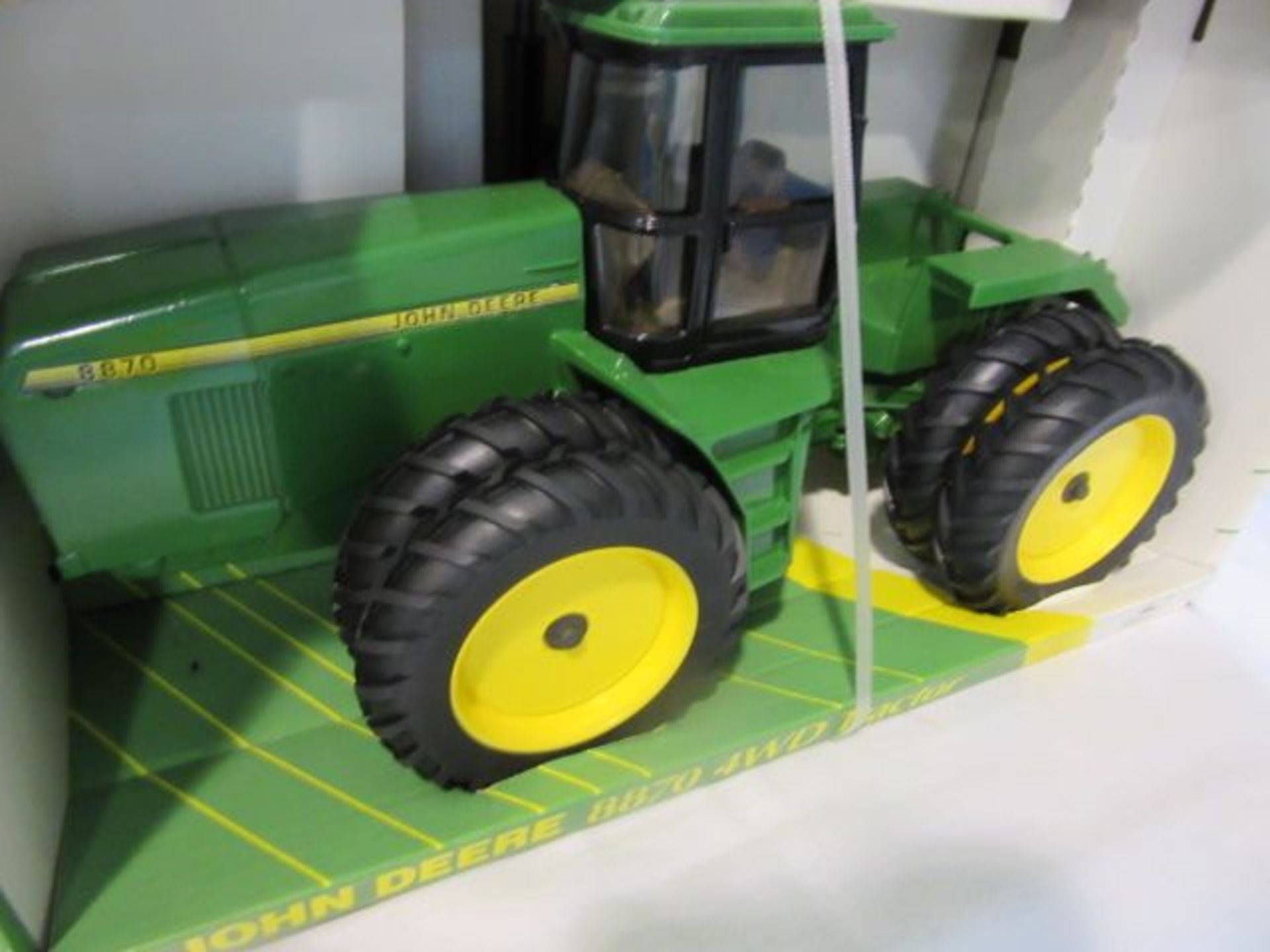 Ertl John Deere 8870 4WD Articulated Tractor w/Enclosed Cab & Dual Front & Rear Wheels, NIB, 1:16