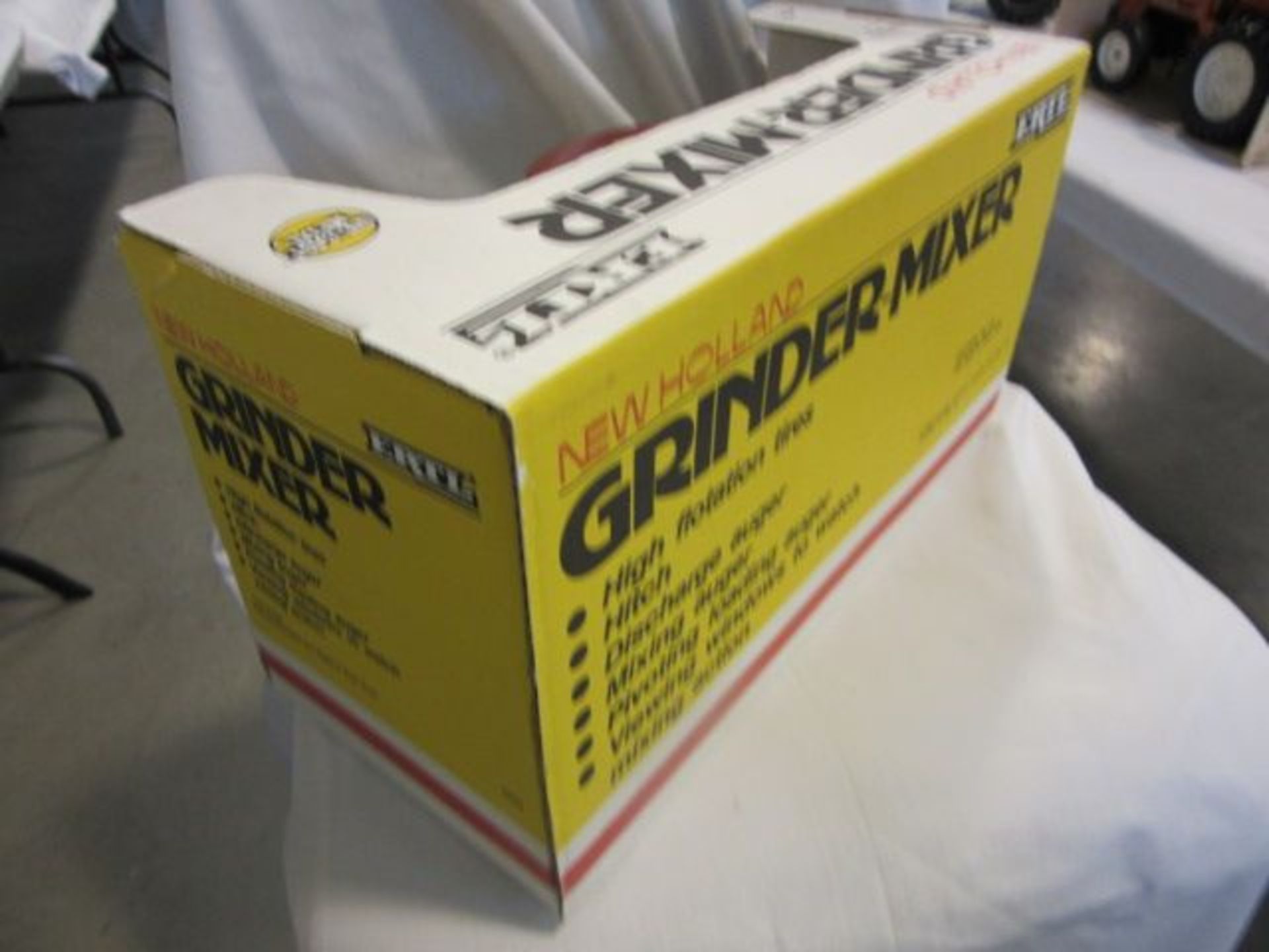 Ertl New Holland 358 Grinder-Mixer, NIB, 1:16 Scale - Image 3 of 4