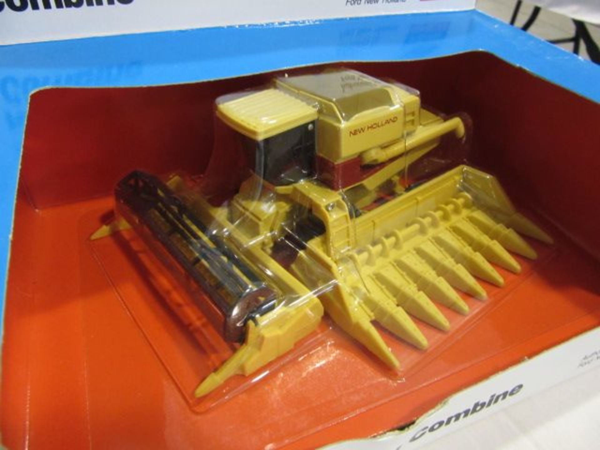 Ertl New Holland Combine w/Corn & Grain Heads, NIB, 1:64 Scale - Image 2 of 4