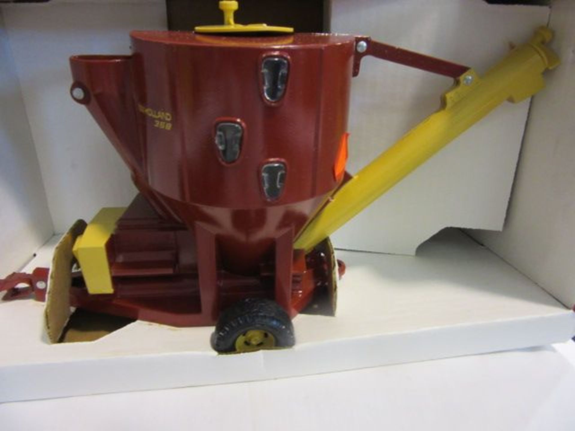 Ertl New Holland 358 Grinder-Mixer, NIB, 1:16 Scale - Image 2 of 4