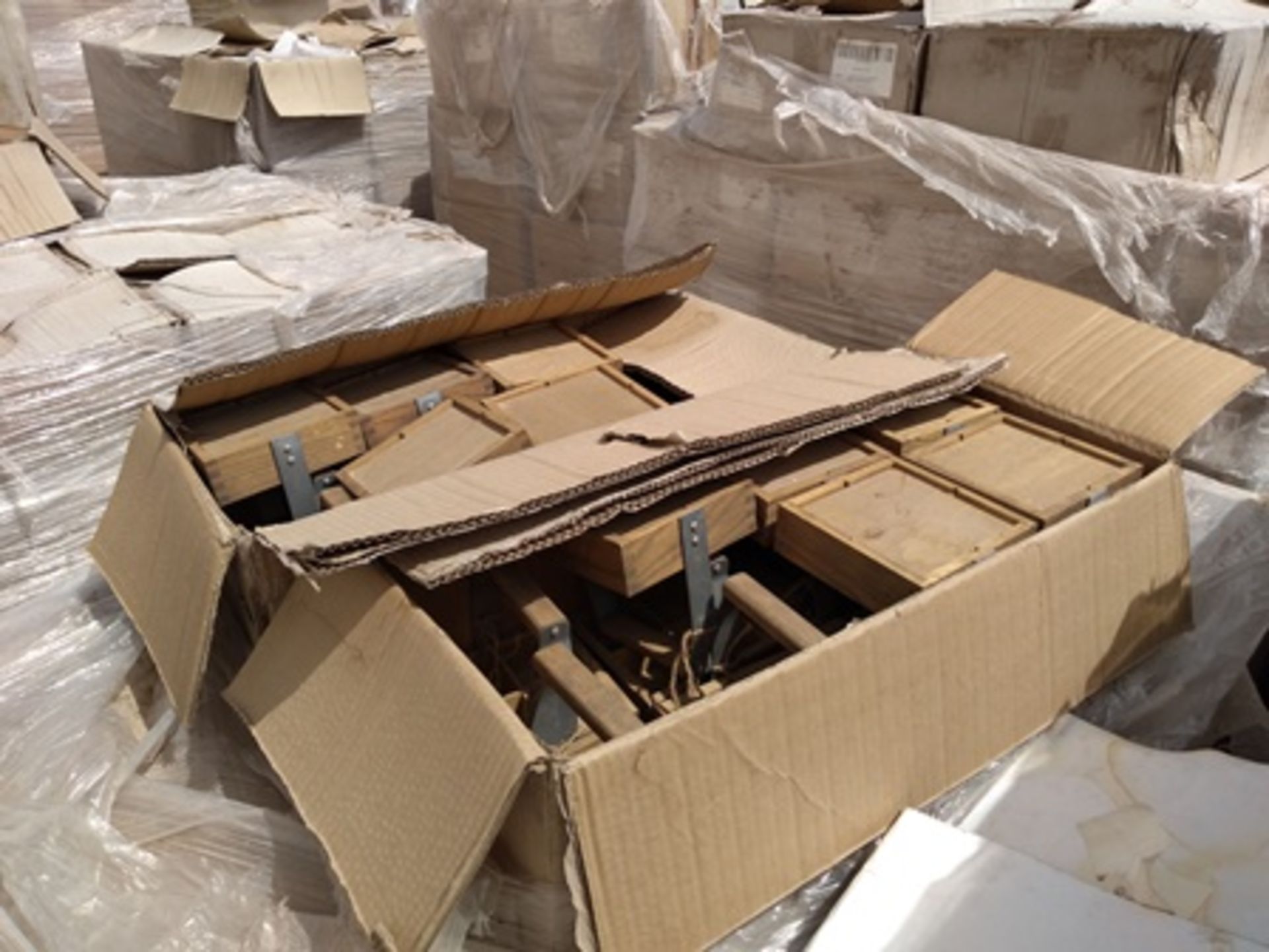 16 pallets containing: 500 boxes of finished product (egraved and shaped esteatita stones). - Image 15 of 22