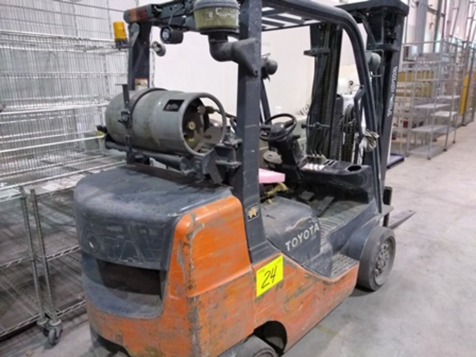 Toyota 6,613.9 lb., model 8FGCU32 forklift LPG engine, max fork height 11 ft. Serial number 8FG … - Image 3 of 25