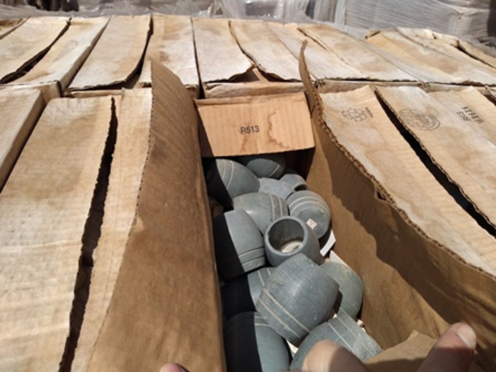 18 pallets containing: 600 boxes of finished product (egraved and shaped esteatita stones). - Image 9 of 27