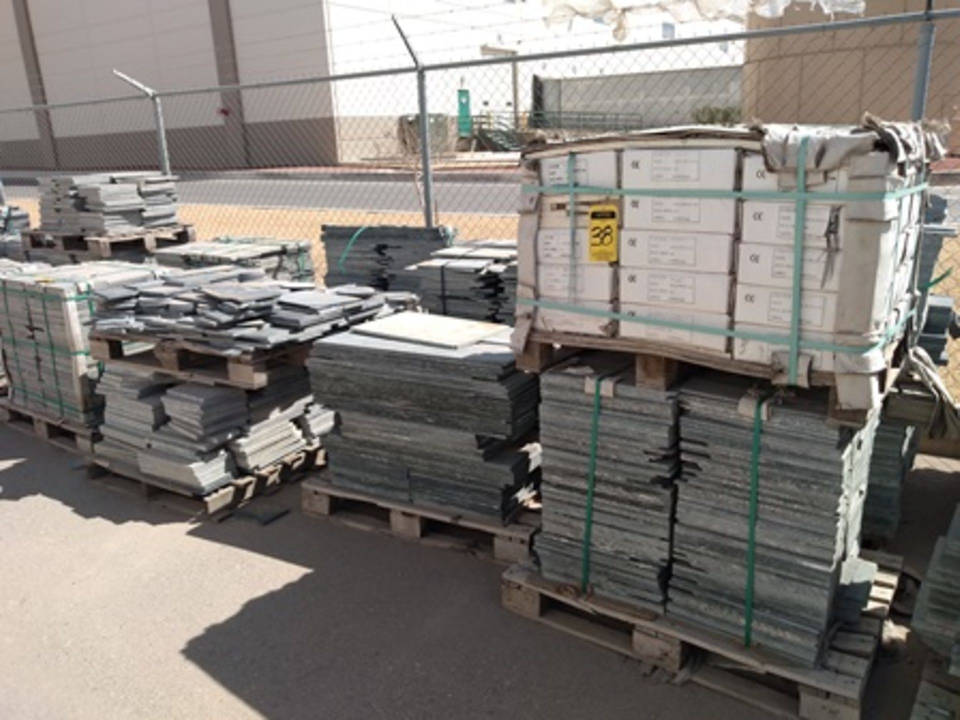 16 pallets of raw material; brazilian esteatita stone in different sizes of lenght and thikness. - Image 9 of 16