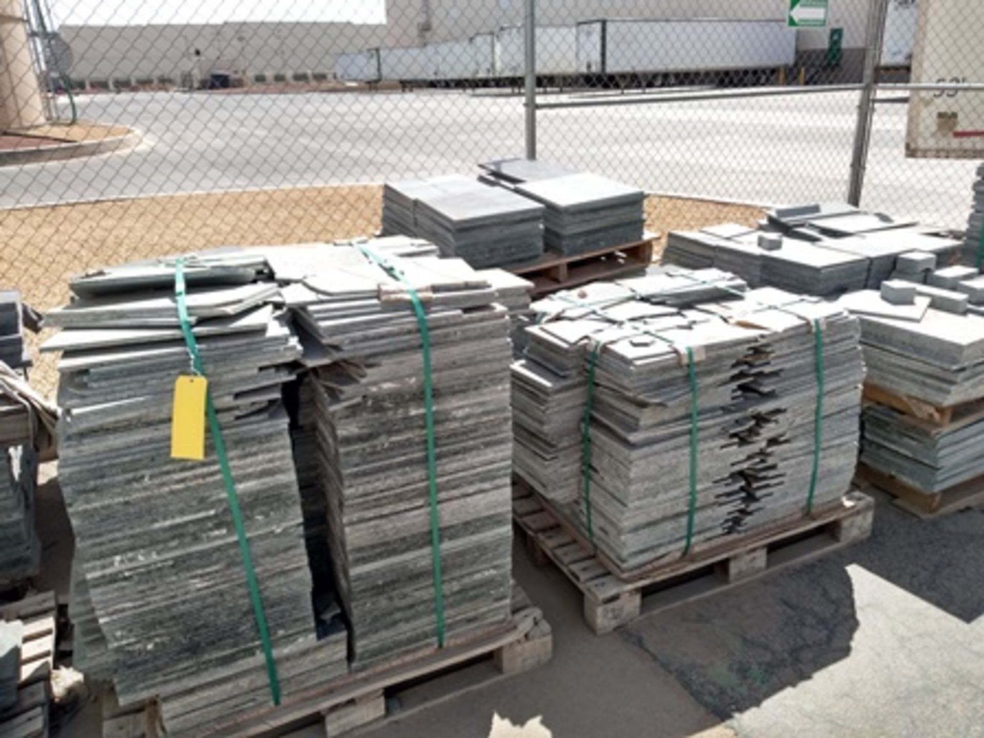 16 pallets of raw material; brazilian esteatita stone in different sizes of lenght and thikness. - Image 10 of 16