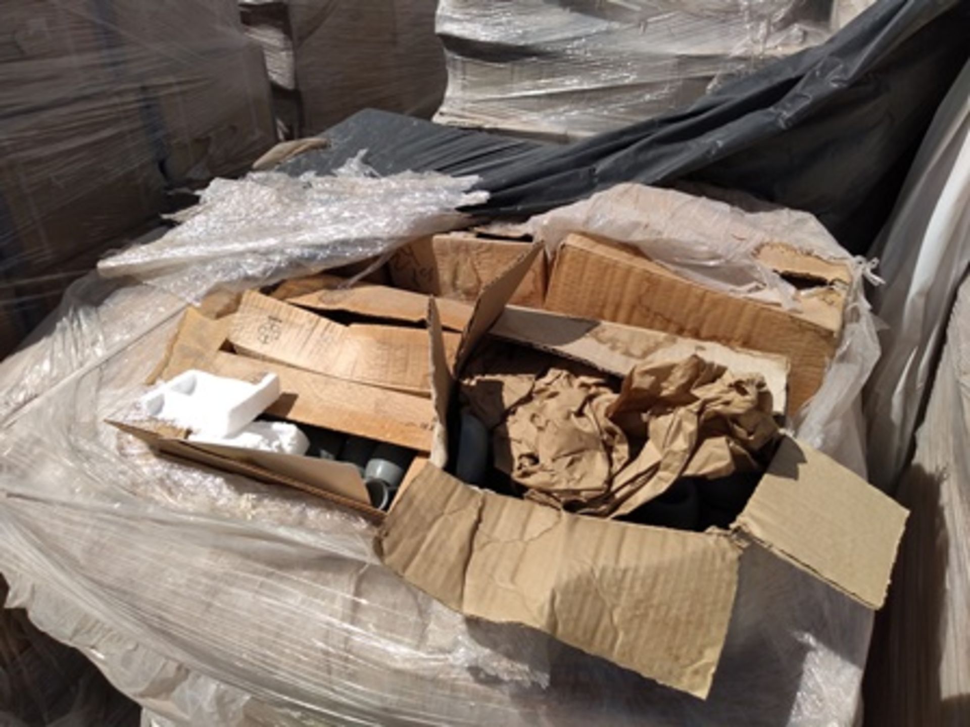 18 pallets containing: 600 boxes of finished product (egraved and shaped esteatita stones). - Image 19 of 27