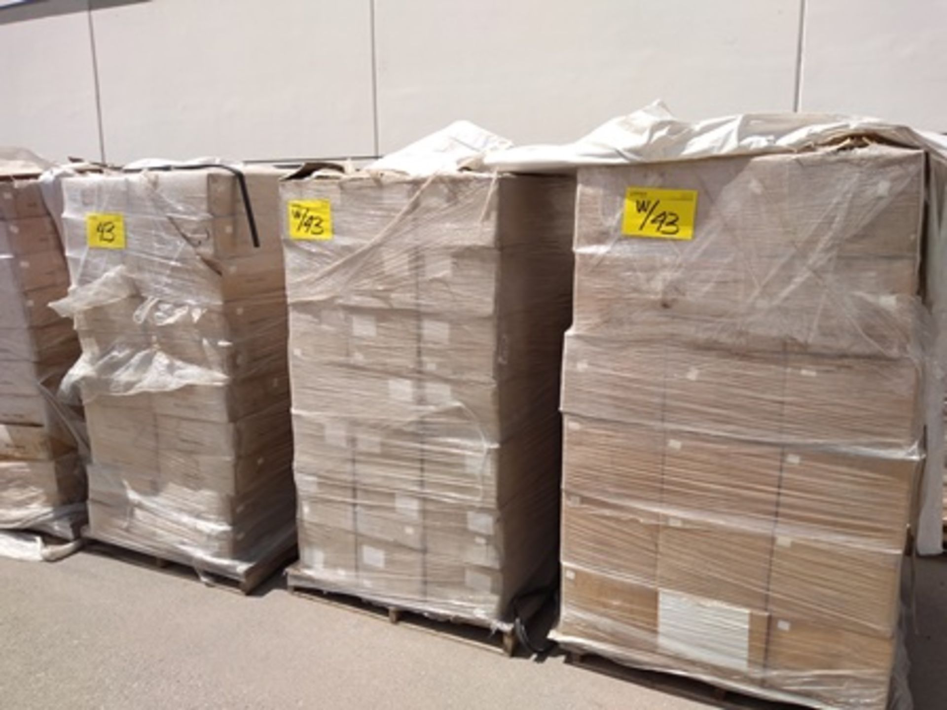 16 pallets containing: 500 boxes of finished product (egraved and shaped esteatita stones).