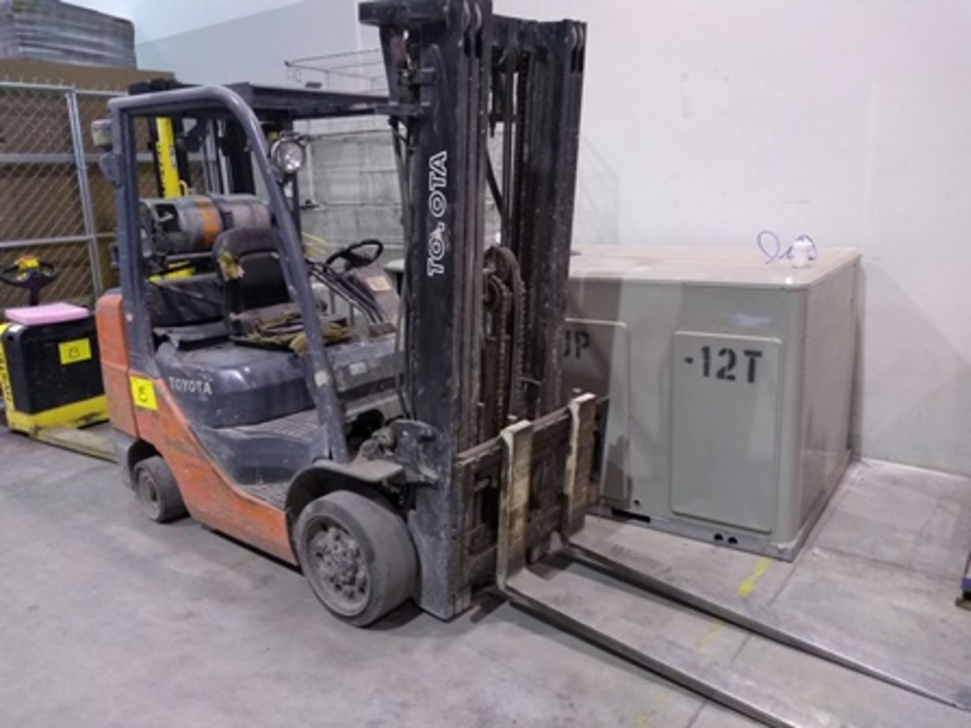 Toyota 6,613.9 lb., model 8FGCU32 forklift LPG engine, max fork height 11 ft. Serial number 8FG … - Image 10 of 25