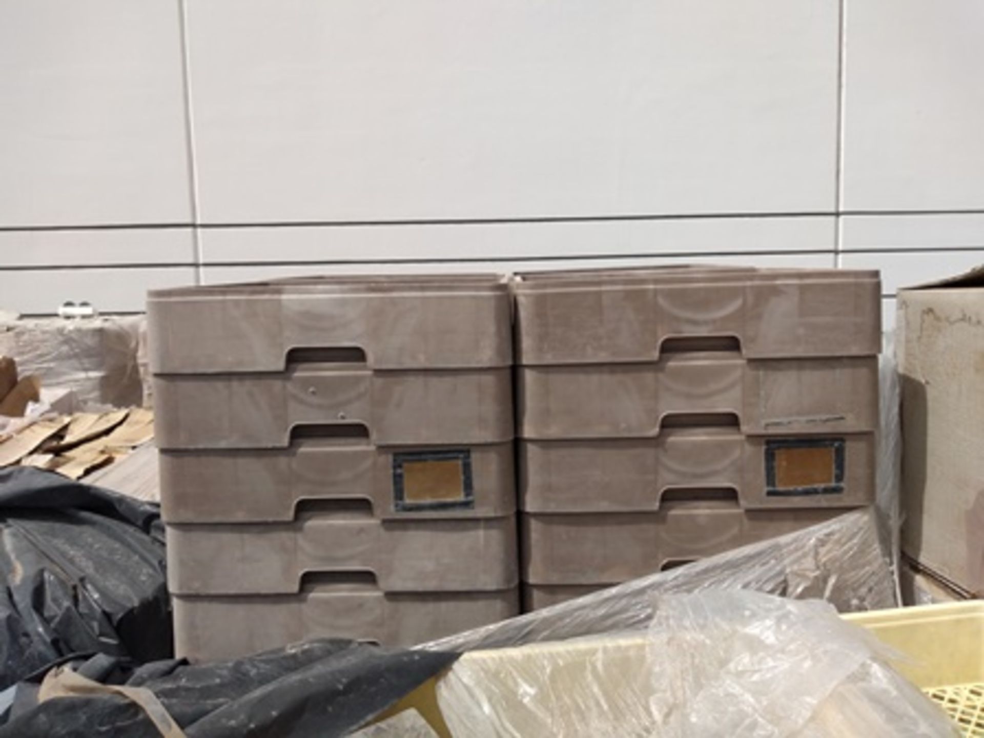 8 pallets of raw material, brazilian esteatita stone in 10x10cm cut crafted squares; & 6 pallet... - Image 5 of 7