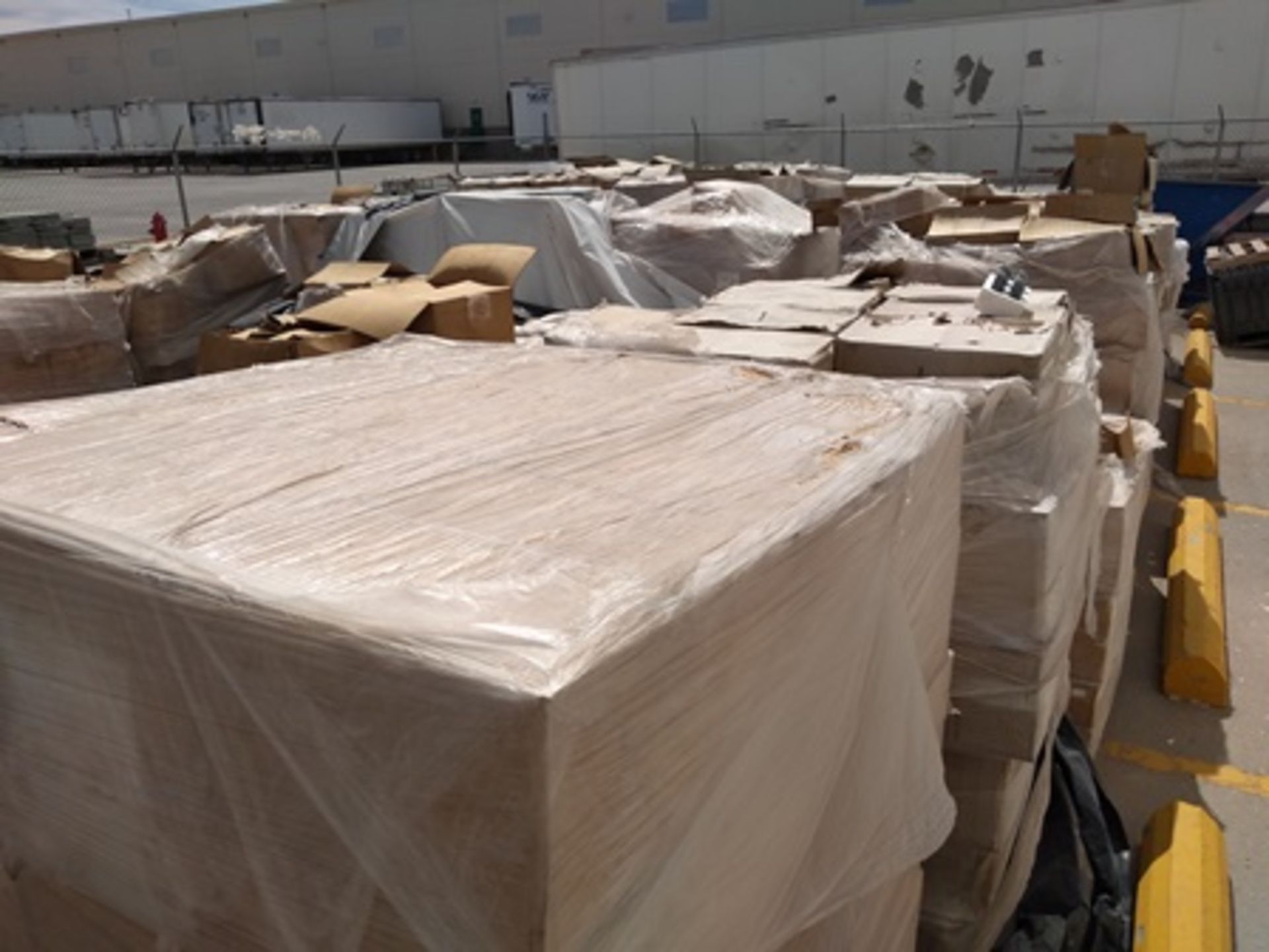 16 pallets containing: 500 boxes of finished product (egraved and shaped esteatita stones and... - Image 21 of 25