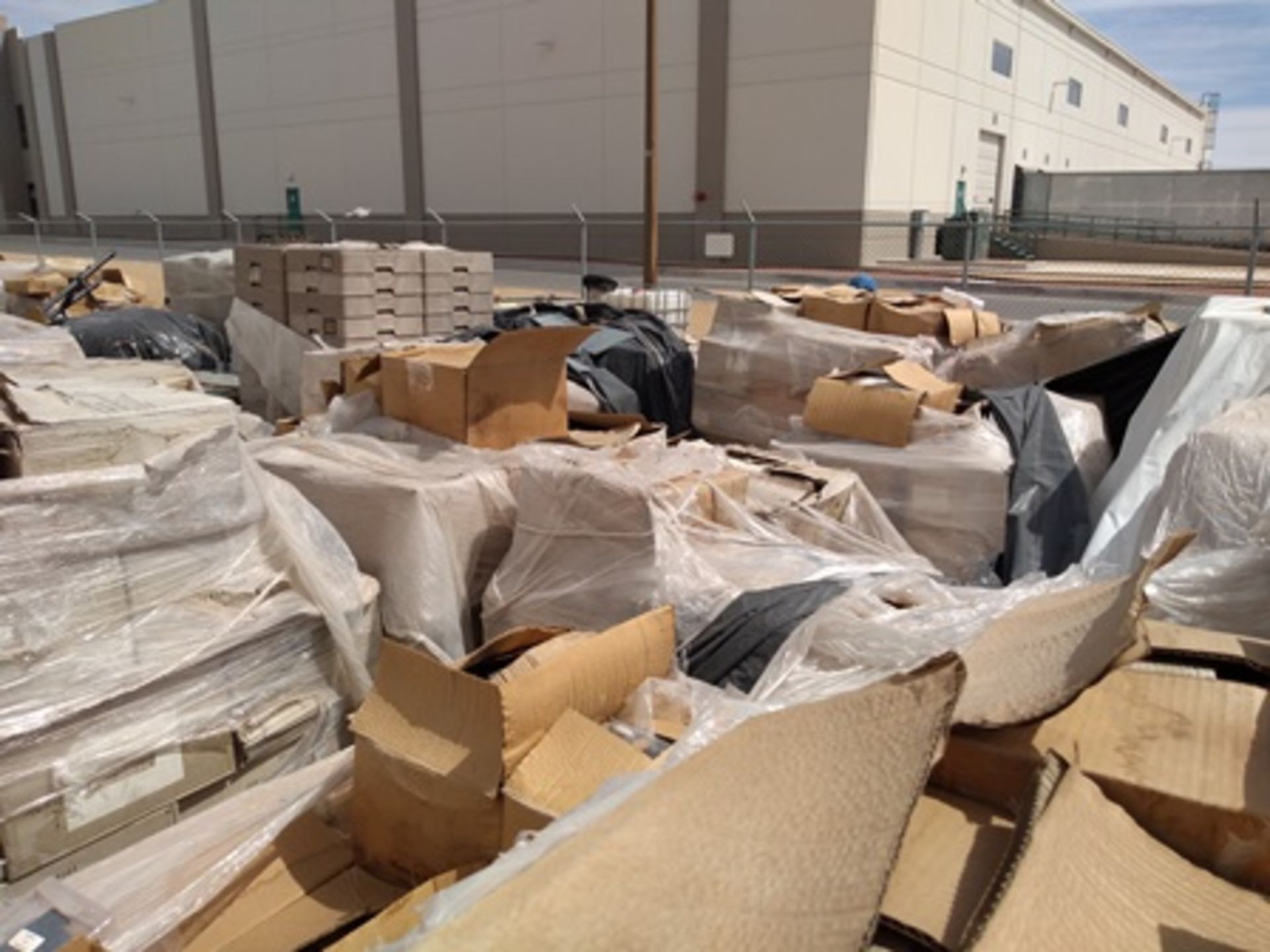 16 pallets containing: 500 boxes of finished product (egraved and shaped esteatita stones and... - Image 16 of 25