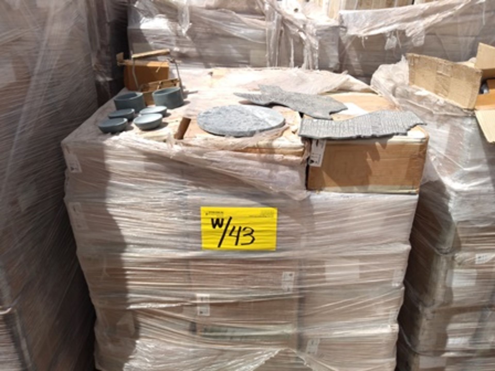 16 pallets containing: 500 boxes of finished product (egraved and shaped esteatita stones). - Image 6 of 12