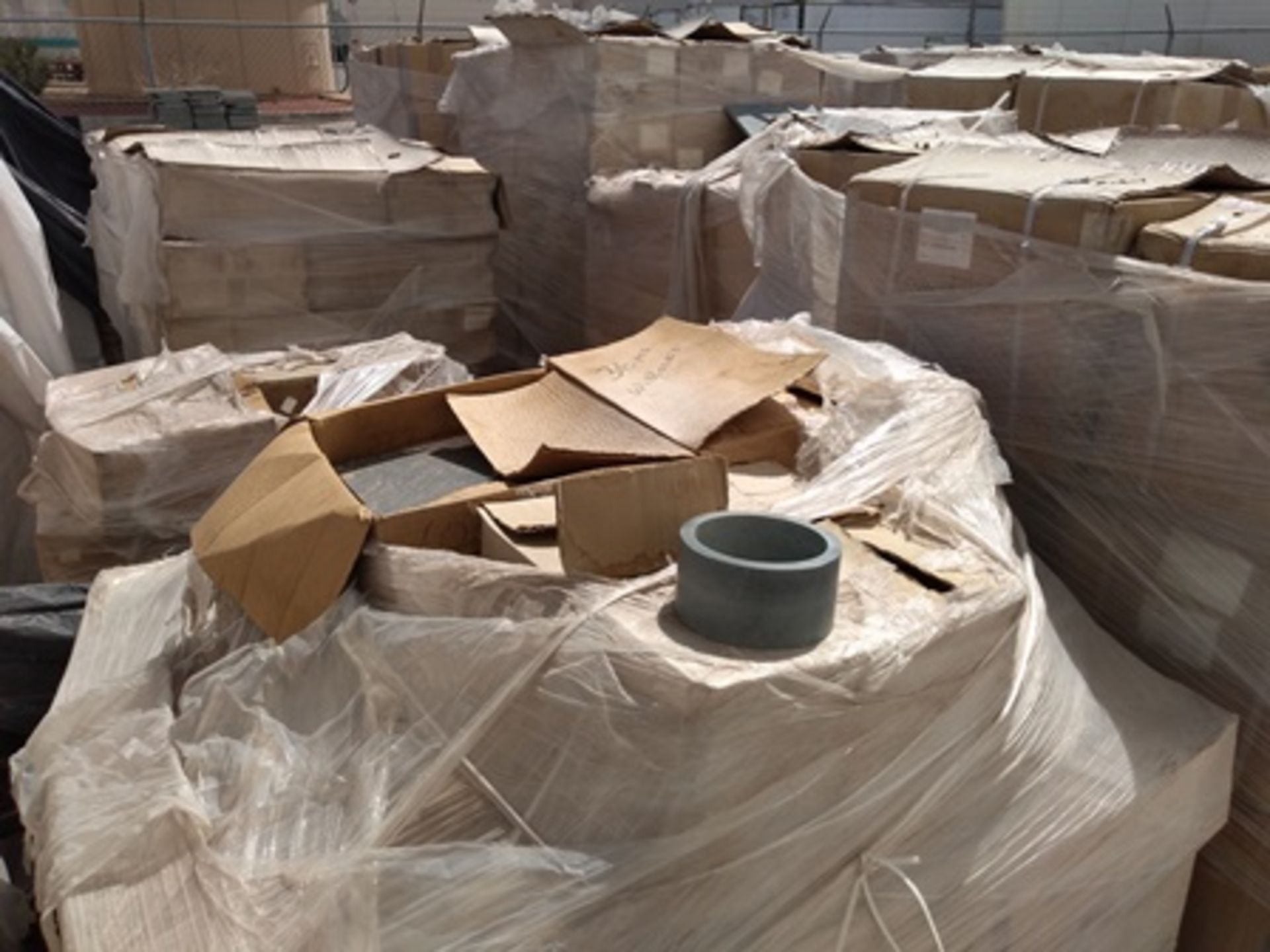 18 pallets containing: 600 boxes of finished product (egraved and shaped esteatita stones). - Image 25 of 27